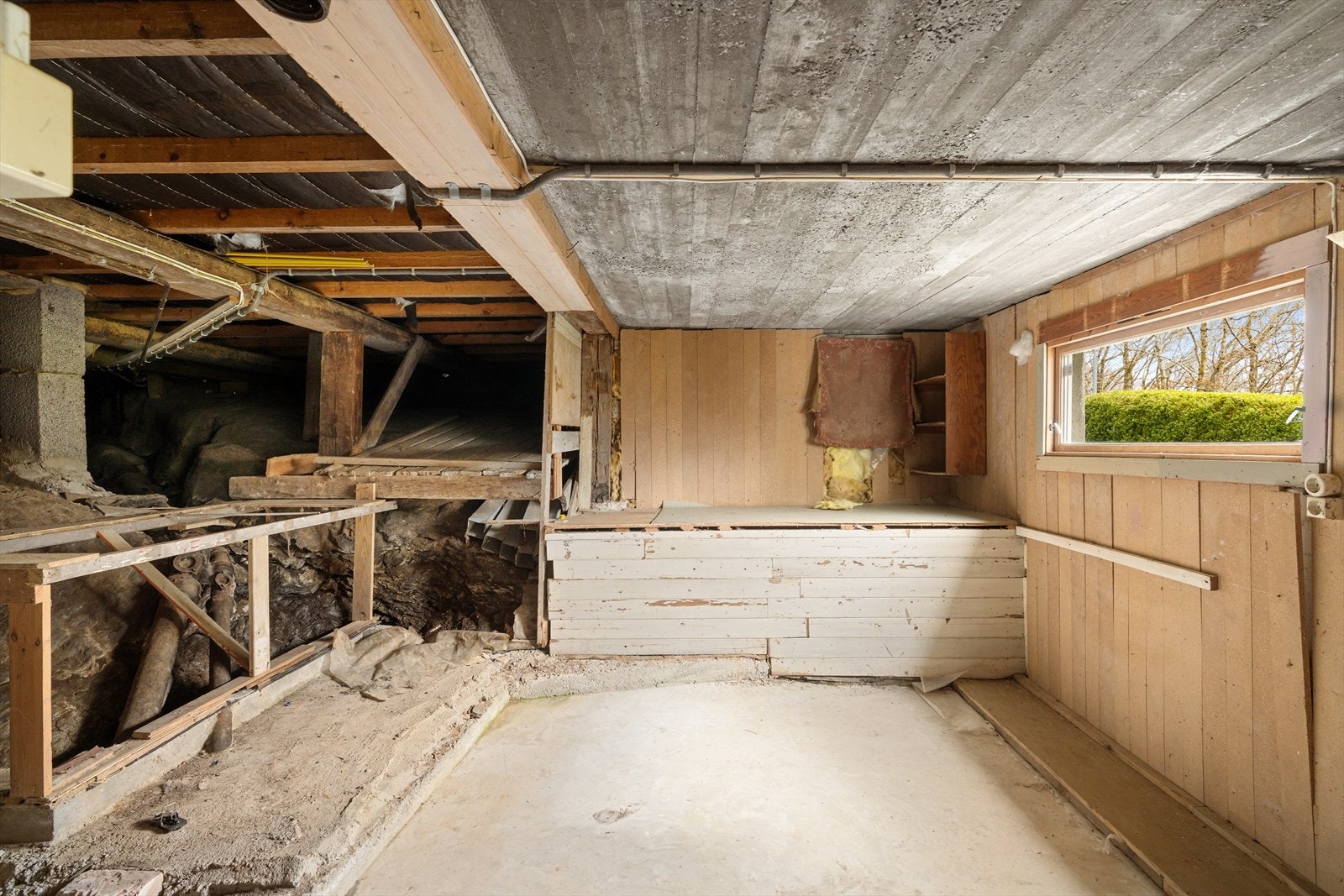 Under deler av boligen er det krypkjeller med synlig fjell, som gir tilgang til bygningskonstruksjonen. Galleribilde