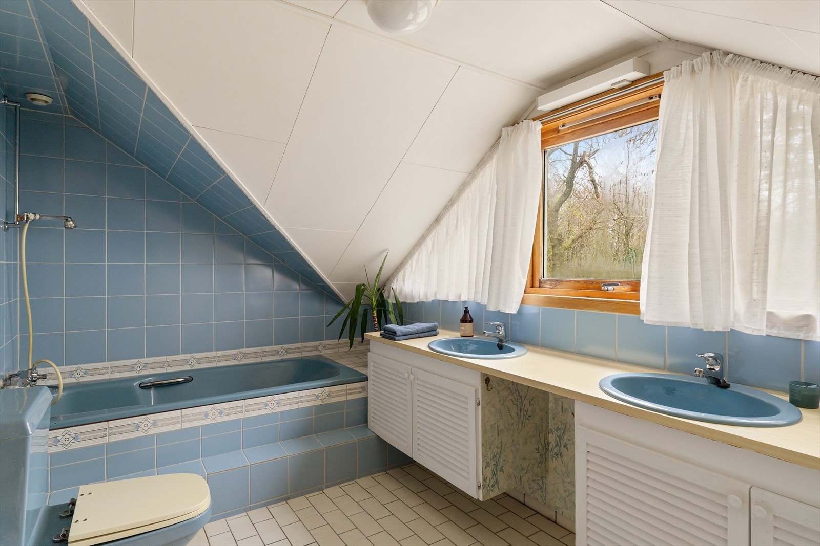 Badet i andre etasje er utstyrt med badekar og en bred servantinnredning med to nedfelte servanter. Galleribilde