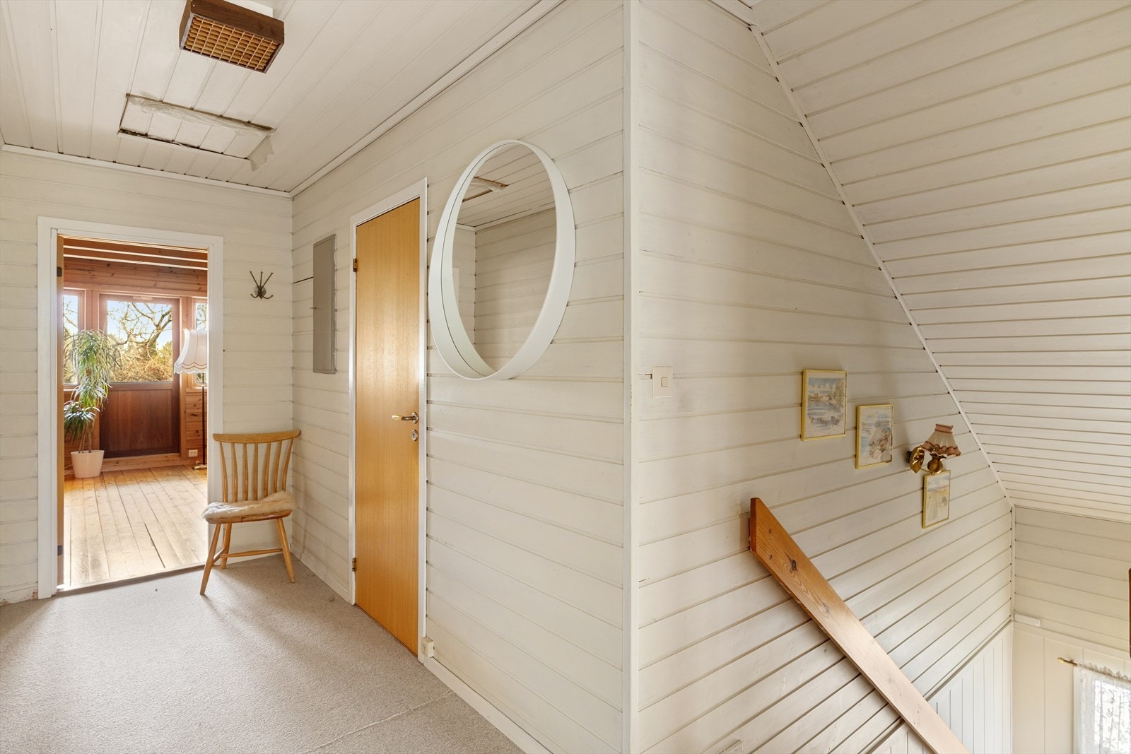 Ankomst til andre etasje med gang som gir tilgang til loftstue og øvrige rom. Galleribilde