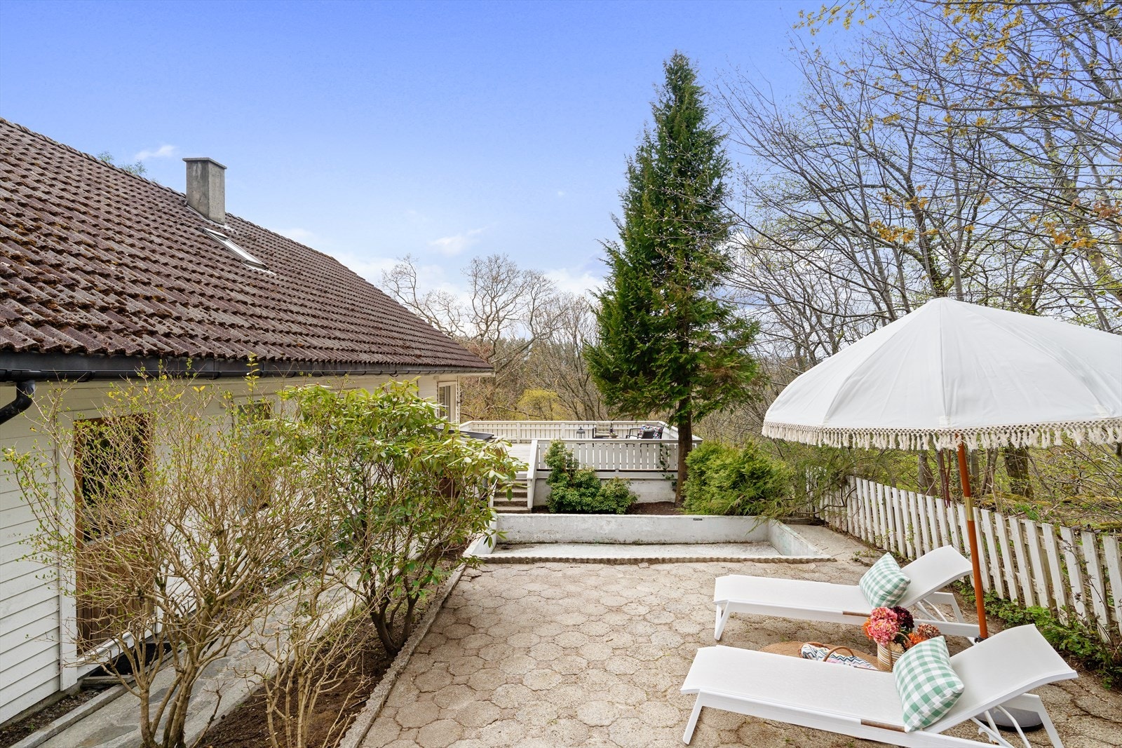 Hagen er opparbeidet med flere nivåer og sitteplasser, belagt med betongheller. Galleribilde