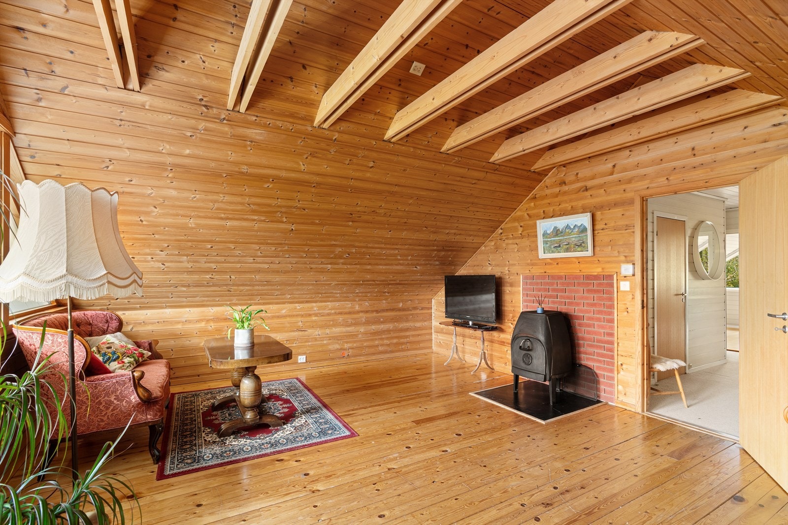 Også loftstuen har en egen vedovn som sørger for ekstra varme og hygge. Galleribilde