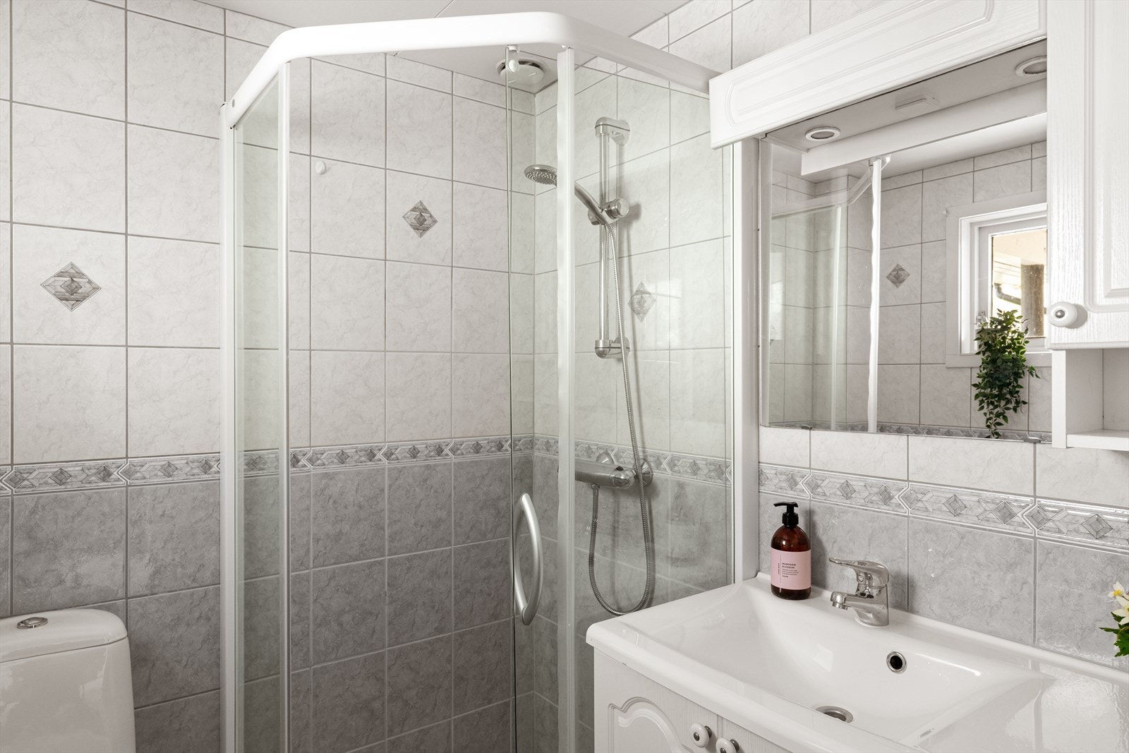 Elektriske varmekabler i gulvet gir en behagelig temperatur på badet. Galleribilde