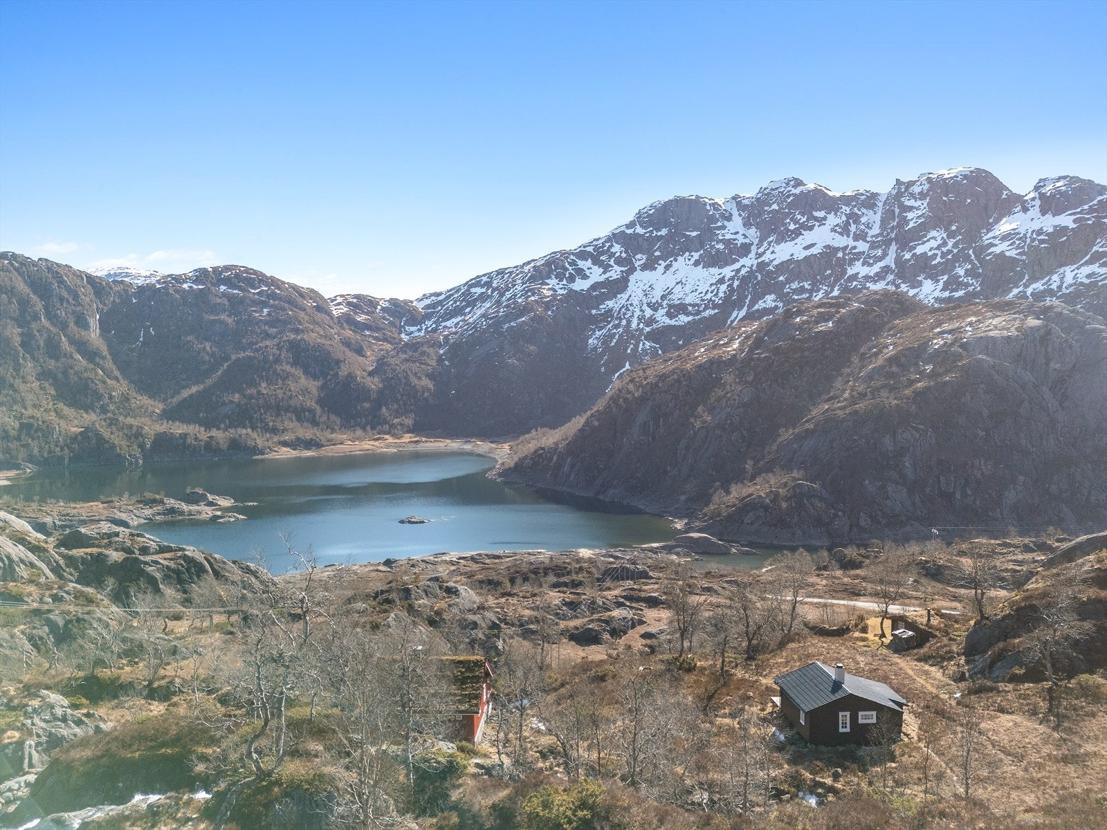 Området byr på et bredt spekter av turmuligheter, fra rolige gåturer til mer utfordrende fjellvandringer. Galleribilde