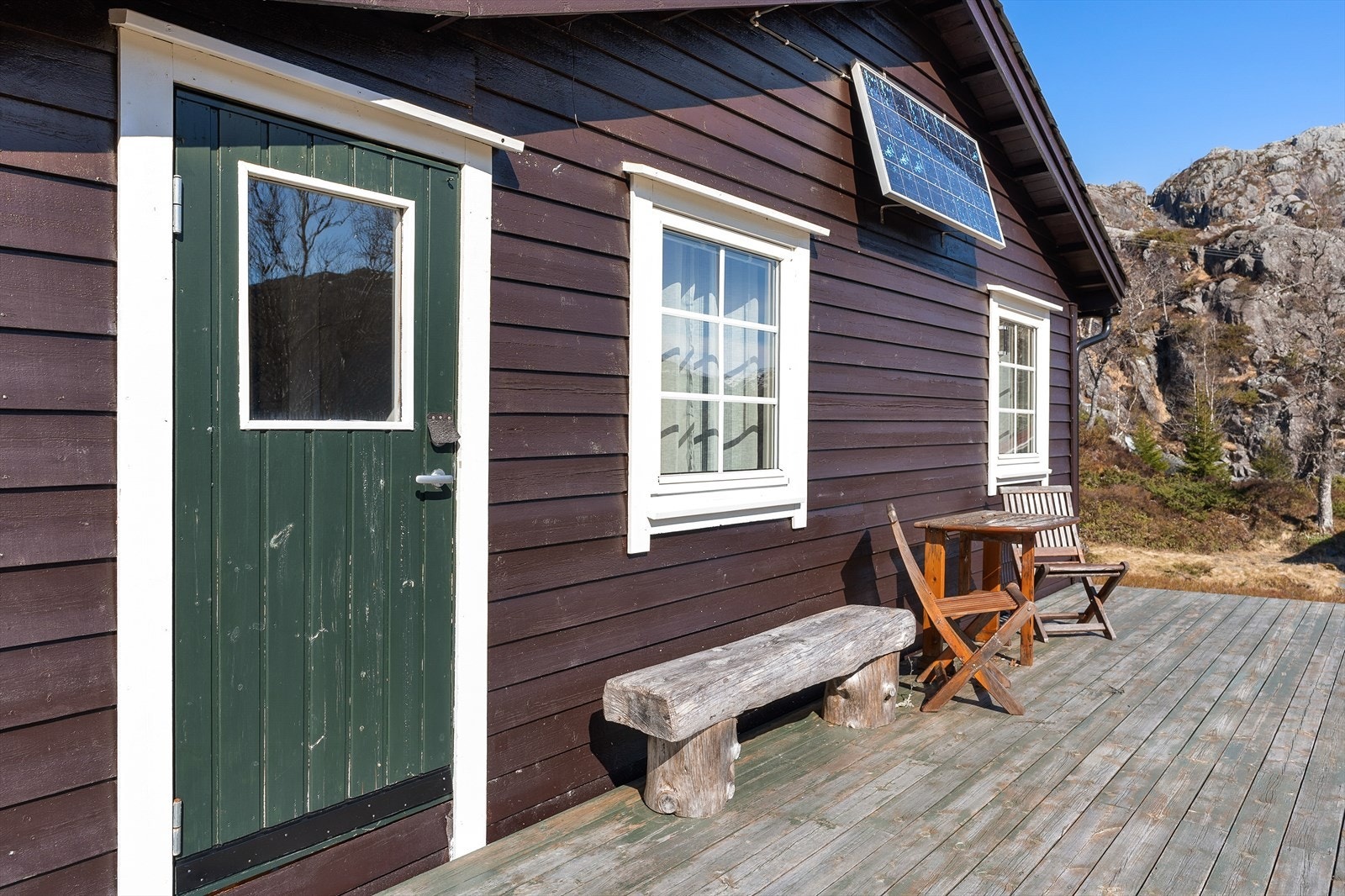 Hytta er utstyrt med et 12-volts solcelleanlegg som ble montert av elektriker i 2021. Galleribilde