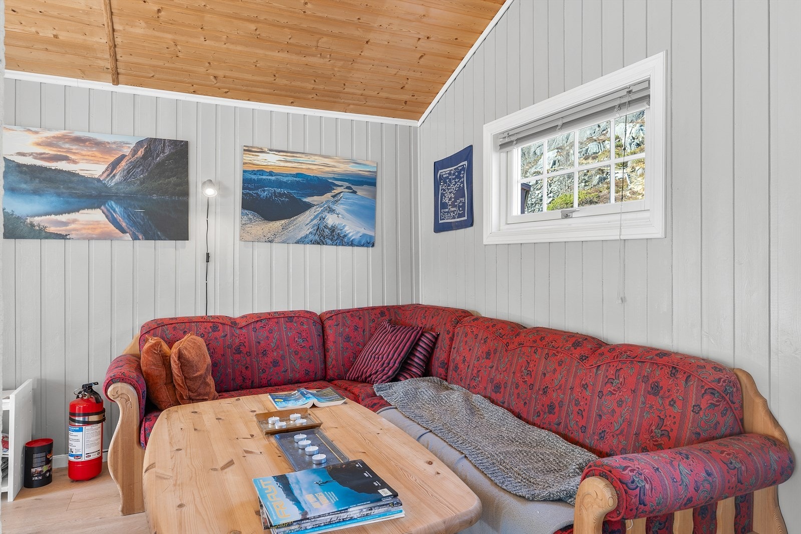 Stuedelen har plass til en hyggelig sofakrok for avslapning etter en lang dag i fjellet. Galleribilde