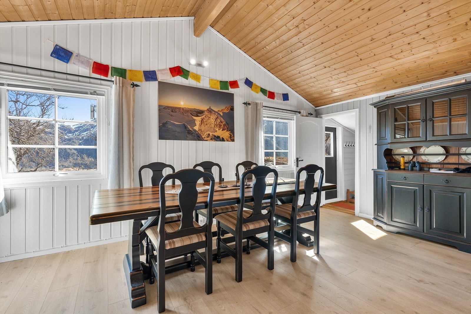 Spisestuen har god plass til langbord og er et naturlig samlingspunkt. Vinduene i stuedelen ble skiftet i 2015. Galleribilde