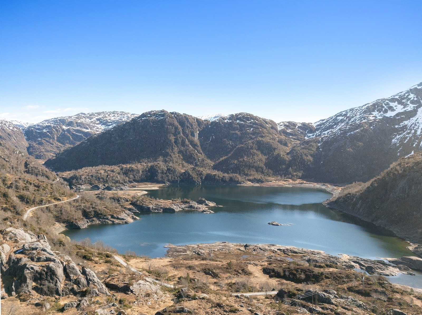Her er du tett på naturen, med majestetiske fjell og vann som nærmeste nabo. Galleribilde
