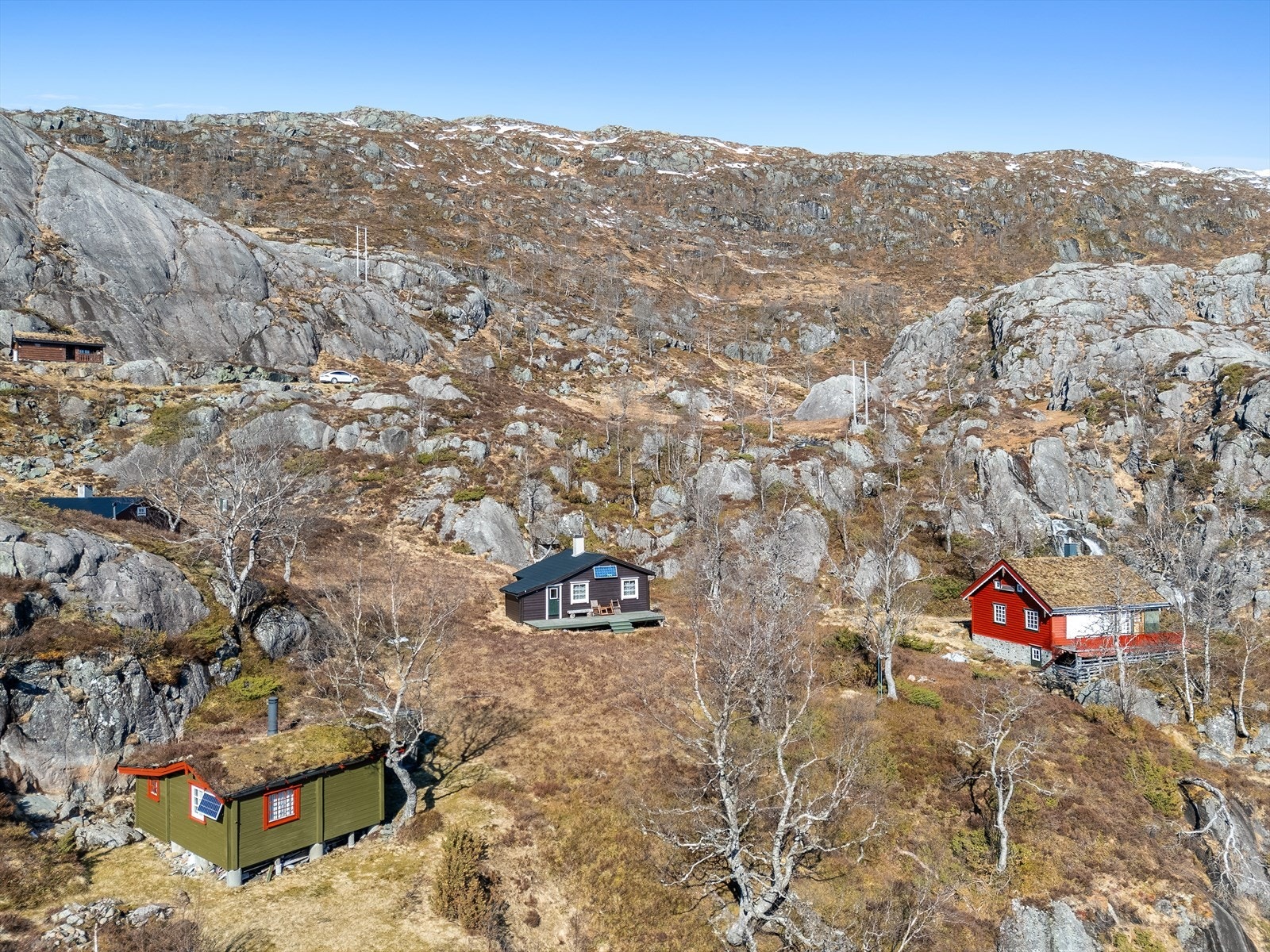 Oversikt over hyttefeltet, som ligger spredt og fint i terrenget. Galleribilde
