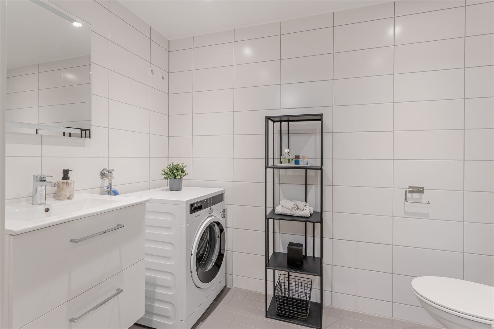 Baderommet er lyst og stilrent med vannbåren gulvvarme og innfelte downlights. Galleribilde