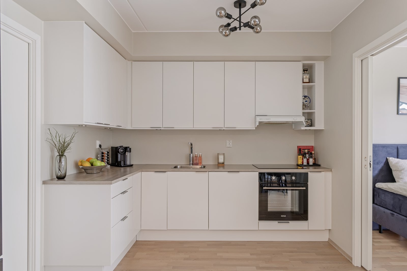 Lekkert kjøkken fra Norema fremstår moderne og tidløst, med glatte, lakkerte fronter og laminatbenkeplate. Galleribilde
