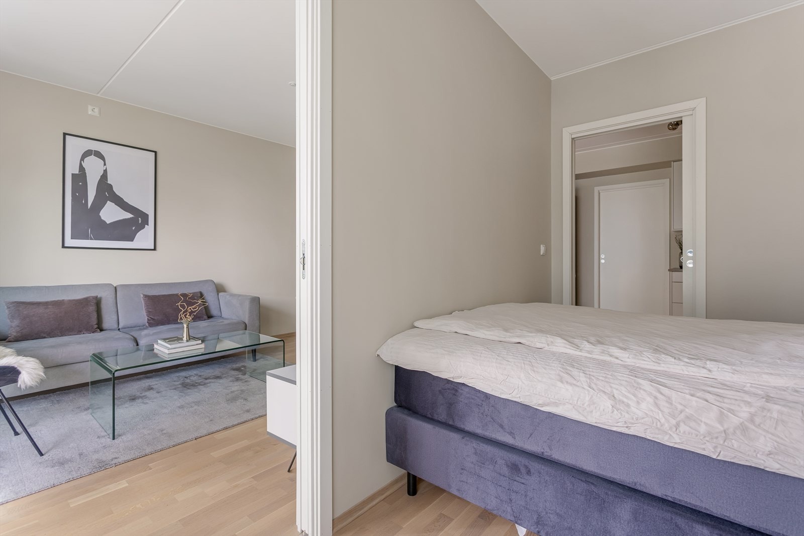 Rommet har, i likhet med resten av leiligheten, pent parkettgulv og malte, slette overflater på både vegger og himling. Galleribilde