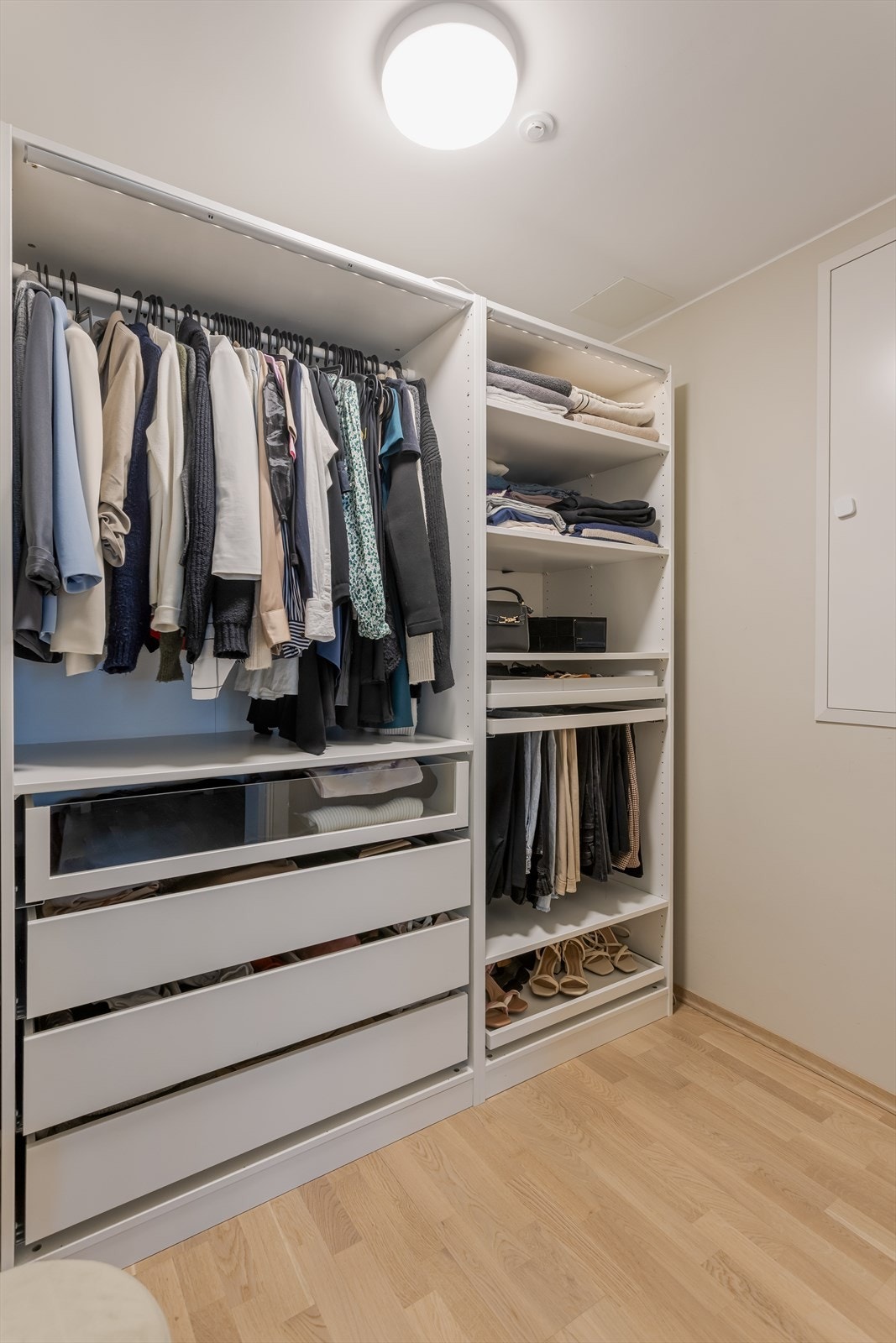 Her er det rikelig med oppbevaringsplass. For ytterligere oppbevaring disponerer leiligheten en kjellerbod på ca. 5 m². Galleribilde