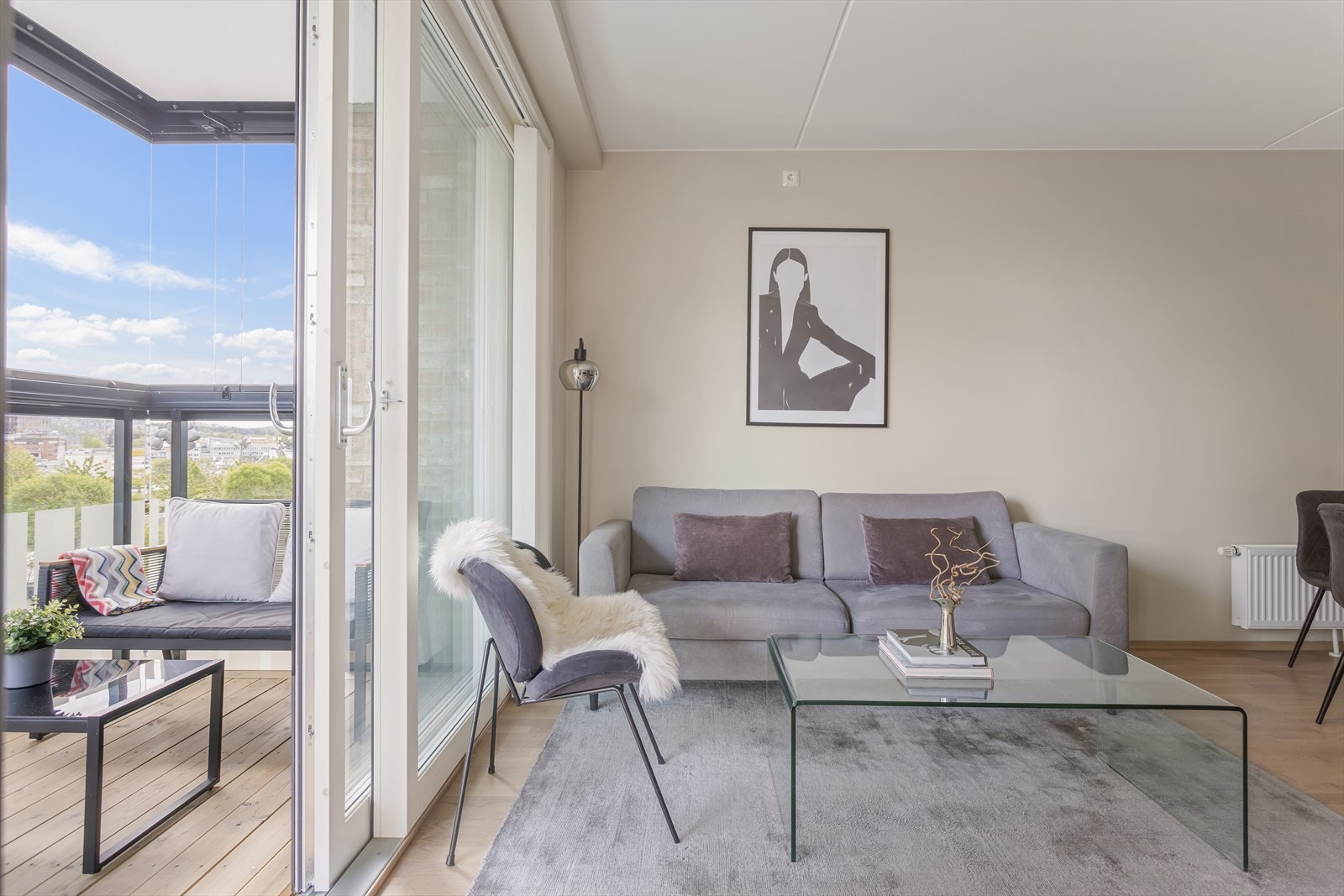 Stuen forlenges av en herlig, innglasset balkong. Galleribilde