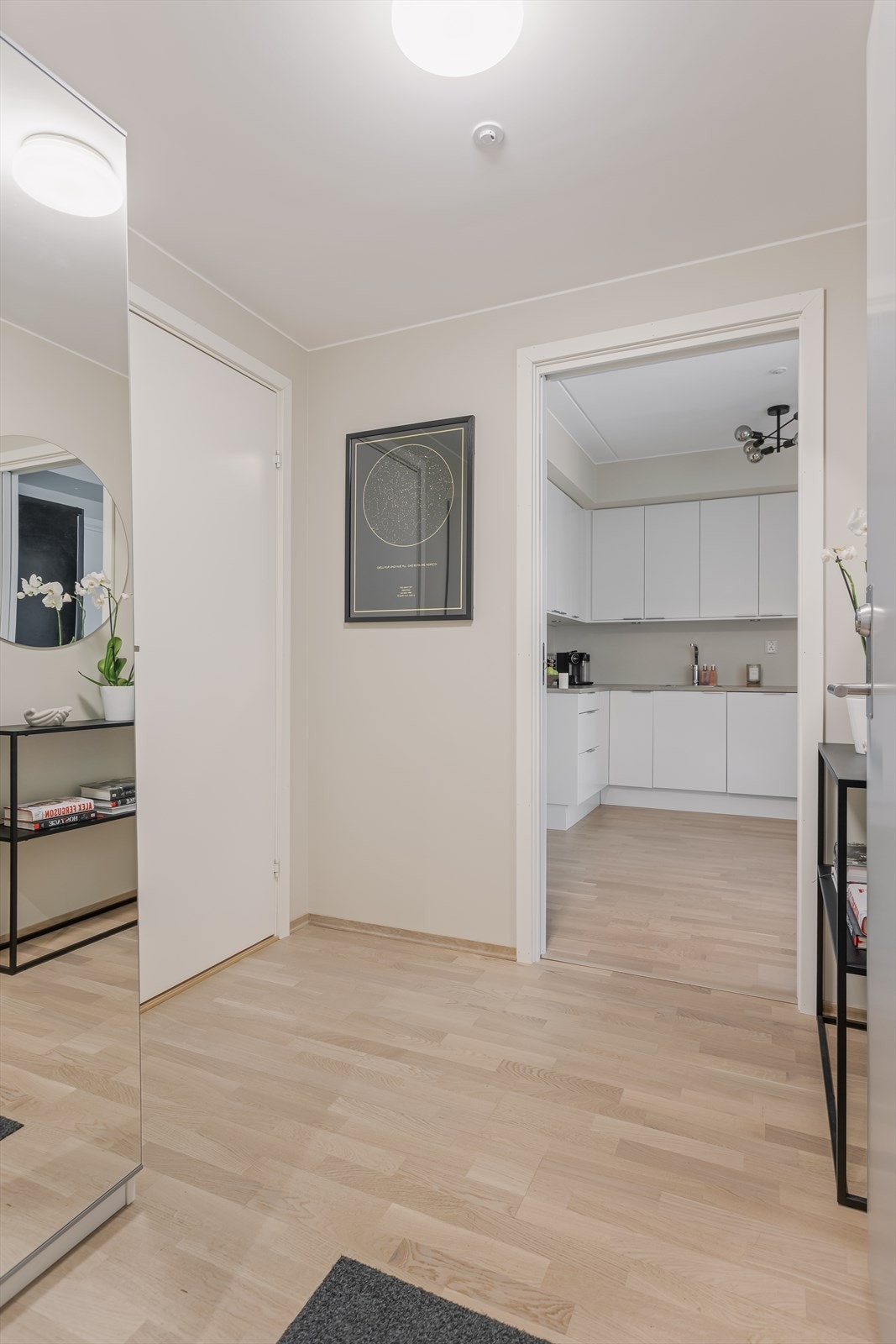Fra entréen er det direkte adkomst til badet, samt videre inn til leilighetens sosiale sone. Galleribilde