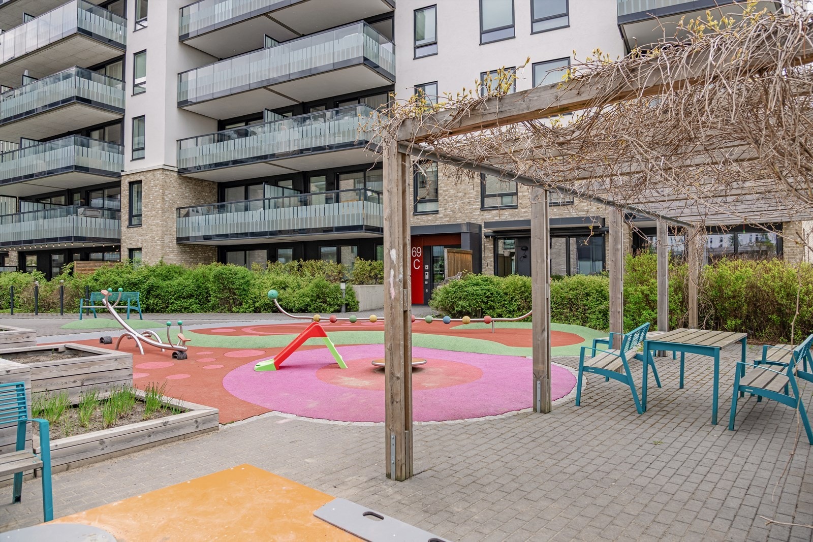 Sameiet har hyggelige og pent opparbeidede fellesområder med blant annet lekeplass. Galleribilde