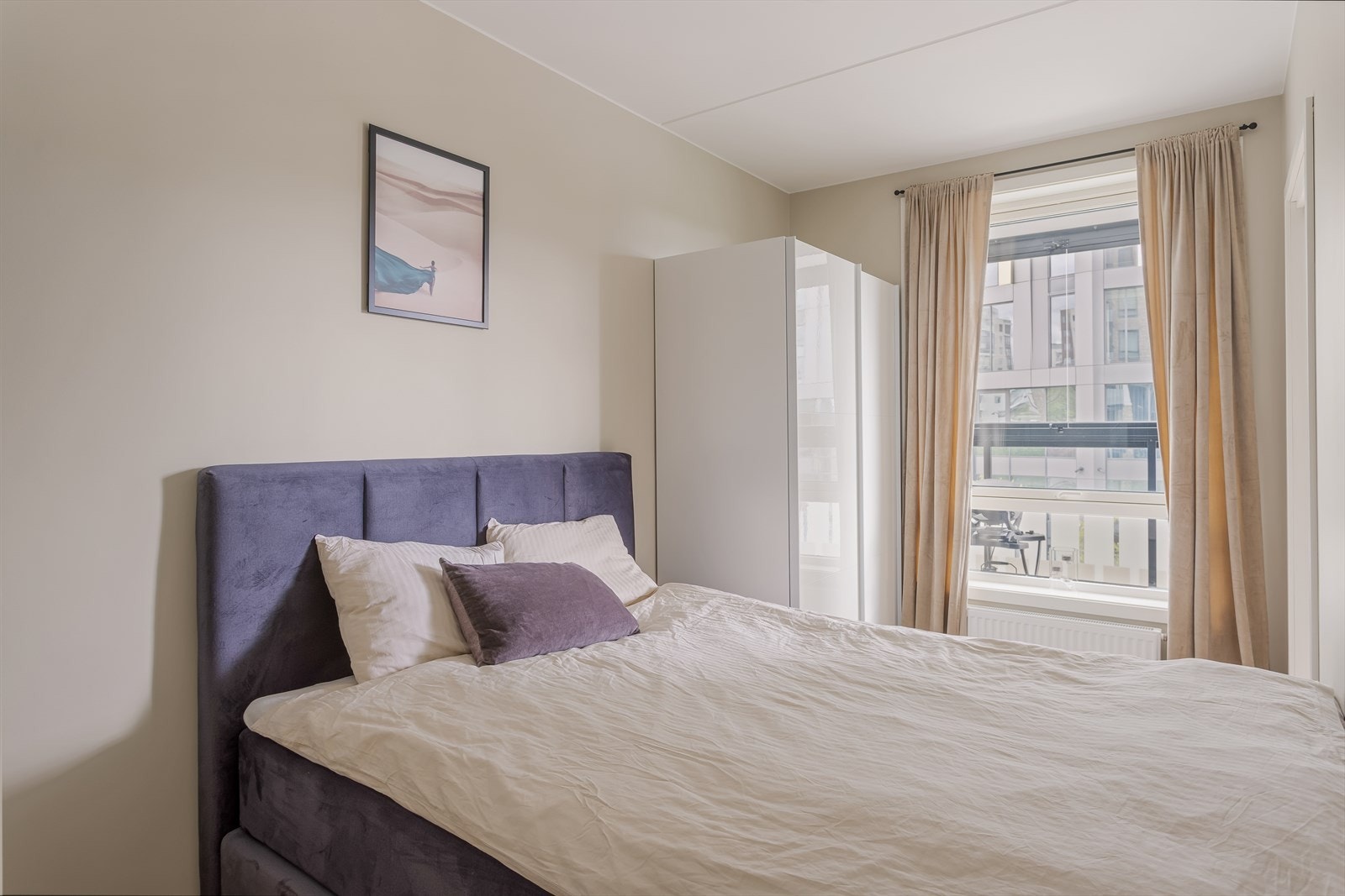 Store vindusflater på soverommet slipper inn rikelig med naturlig lys. Galleribilde