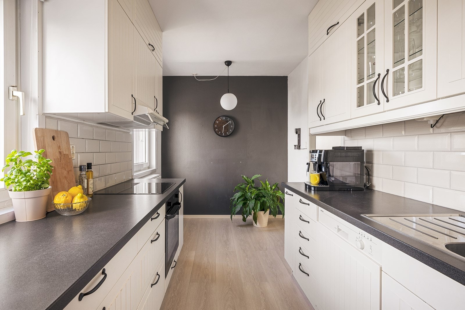 Kjøkkenet er på 10,7 m² og har en klassisk hvit kjøkkeninnredning med profilerte fronter som gir rommet et tidløst uttrykk. Galleribilde