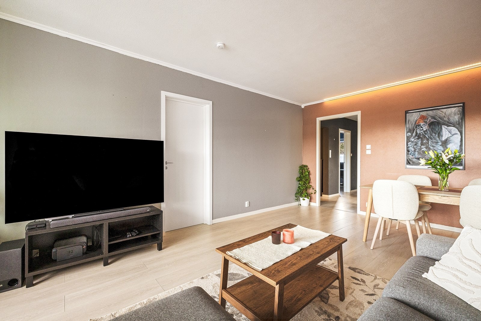 Stuen er på 20,5 m² og oppleves romslig med fleksible løsninger for møblering. Galleribilde
