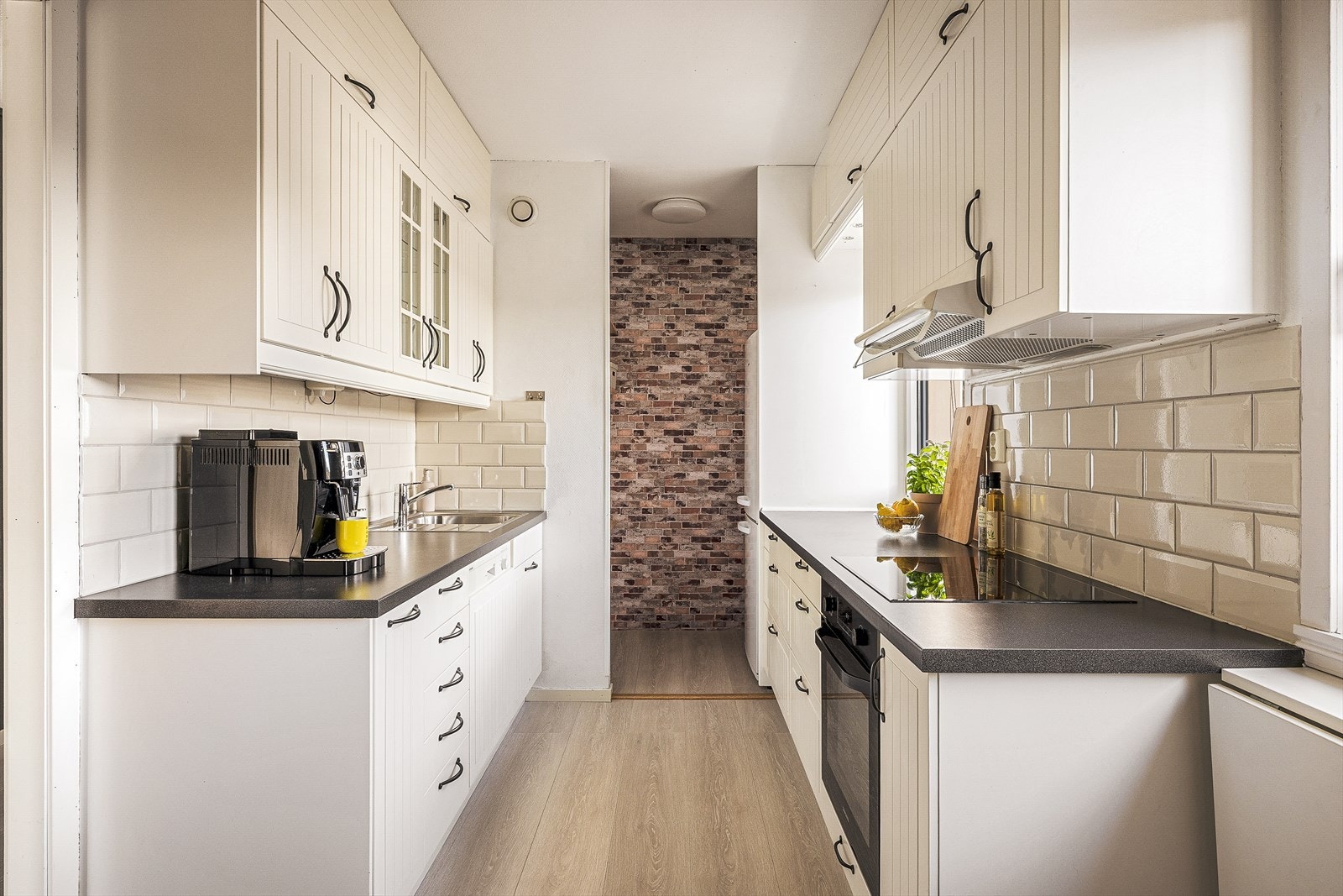 Kjøkkenet byr på godt med skap- og benkeplass, og innerst i rommet finnes praktiske hylleløsninger med rikelig plass til oppbevaring. Galleribilde