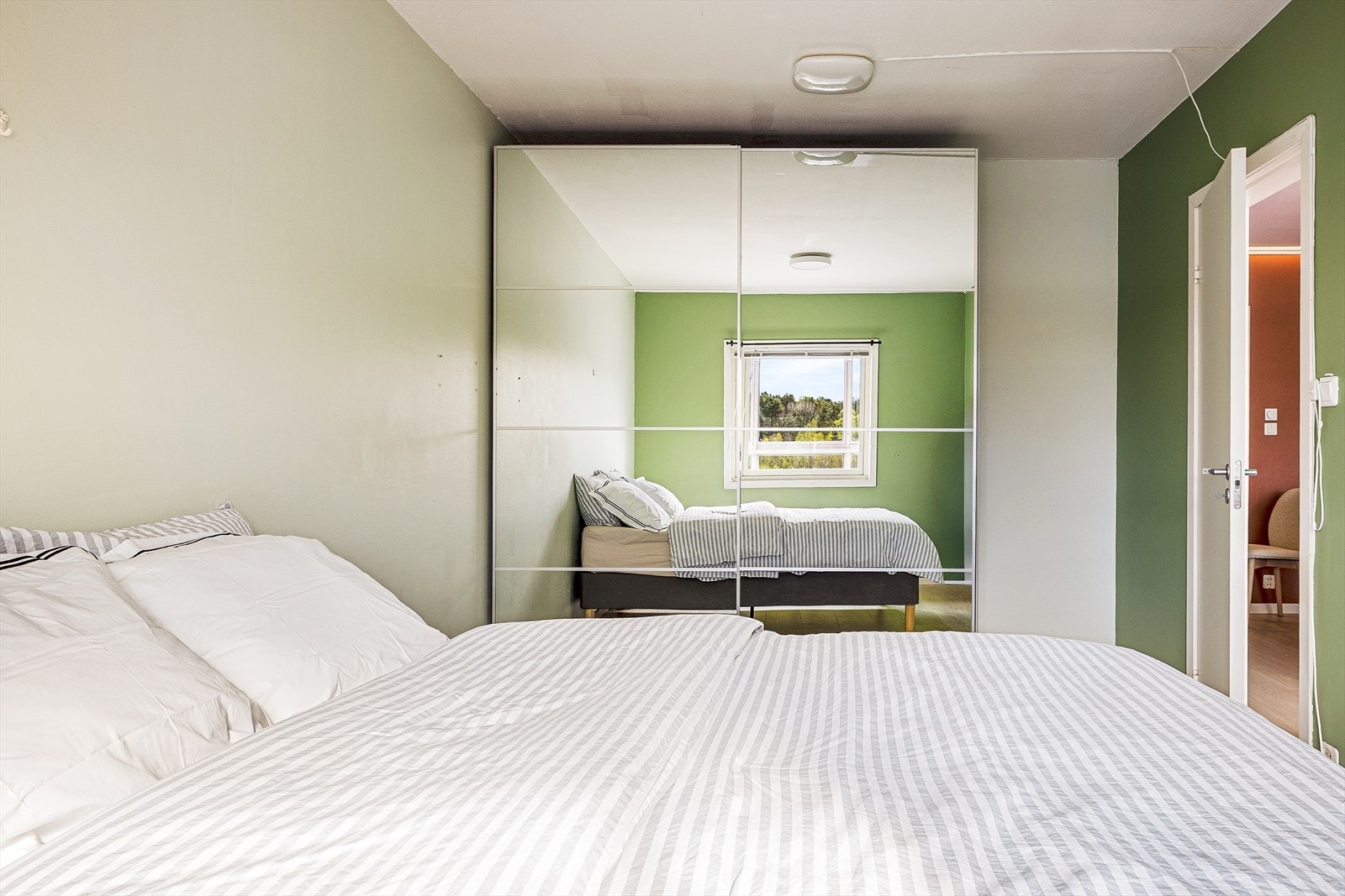 Fra stuen er det tilkomst til boligens hovedsoverom, et romslig og behagelig soverom på 13,4 m². Galleribilde
