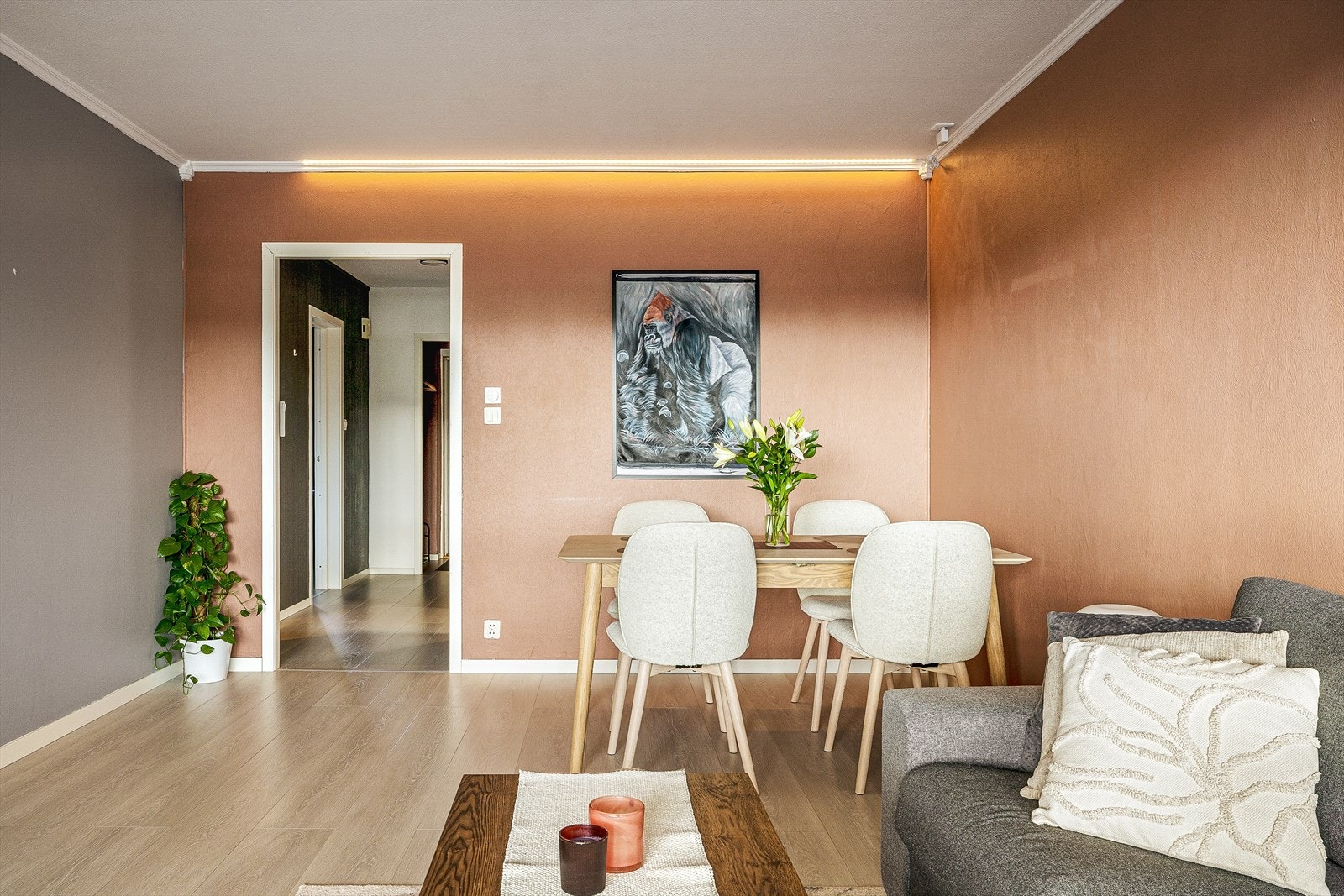 Gulvet er belagt med laminat, mens veggene har malt strie/betong, som gir et nøytralt og tidløst uttrykk. Galleribilde