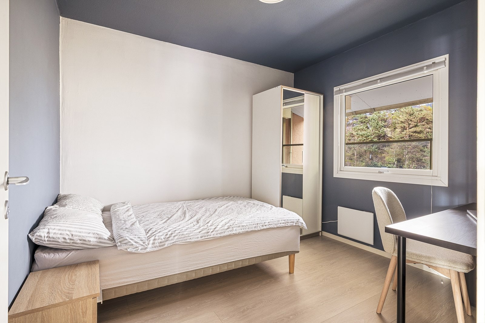 Boligens andre soverom er på 8,8 m² og egner seg perfekt som barnerom, kontor eller etter eget behov. Galleribilde