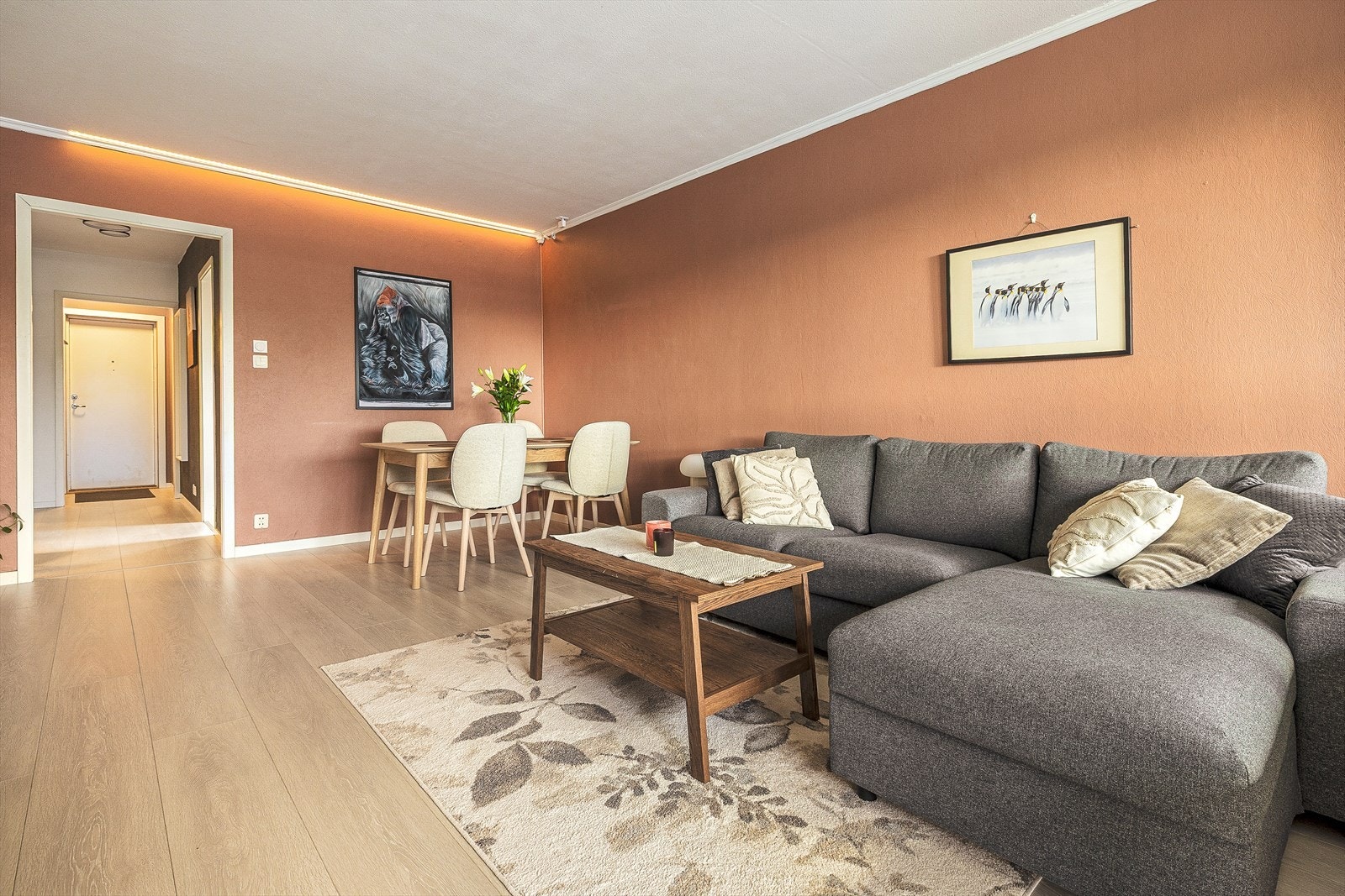 Stuen er romslig og har god plass til både sofa gruppe og spise bord. Galleribilde