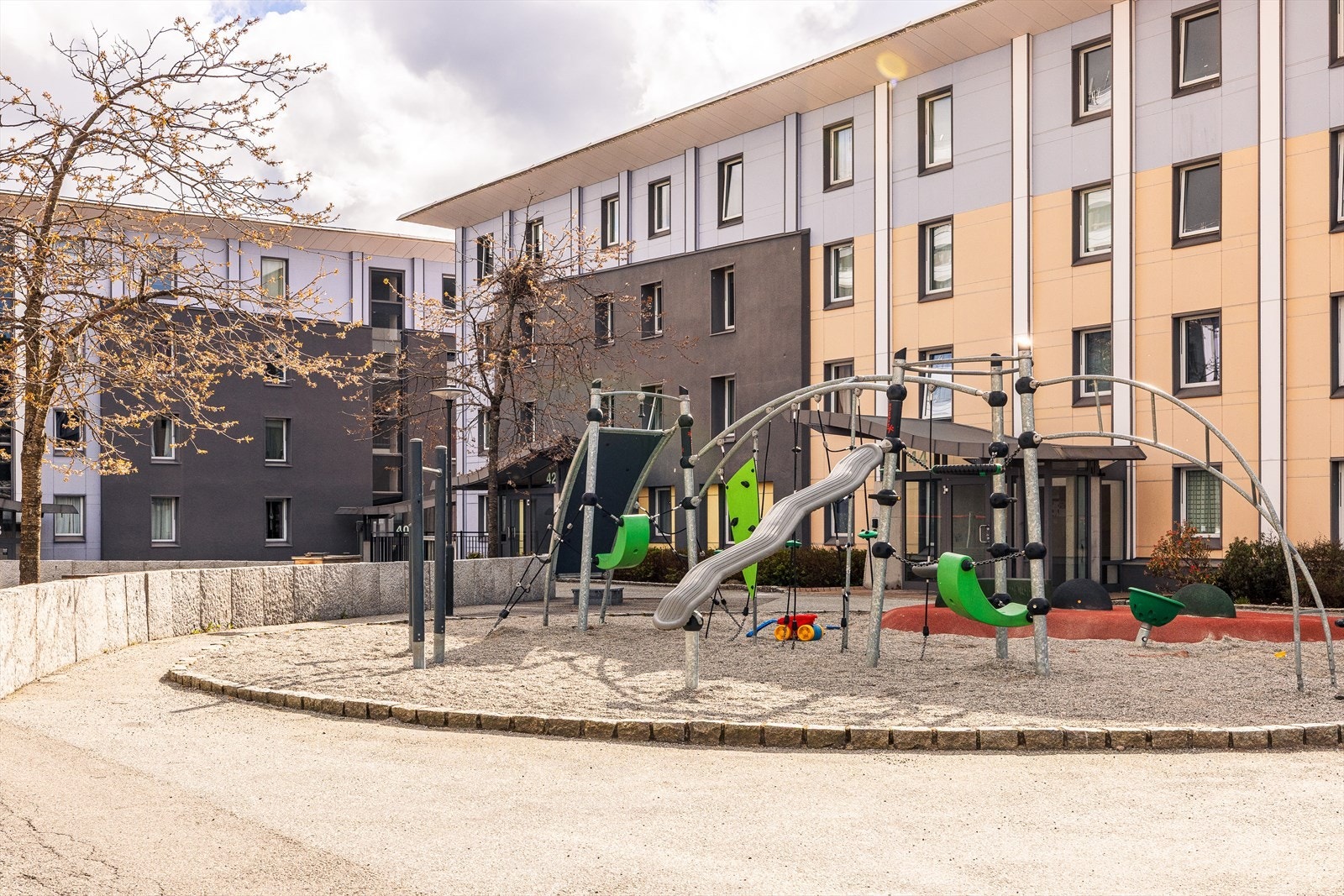 På borettslagets område finnes det lekeplasser, noe som gir et trygt og trivelig uteområde for barnefamilier og bidrar til et sosialt og familievennlig bomiljø. Galleribilde