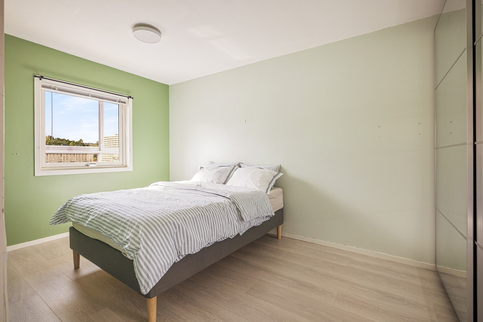 Rommet har laminat på gulv og malte betongflater på både vegger og i himling, noe som gir et rent og moderne uttrykk. Galleribilde