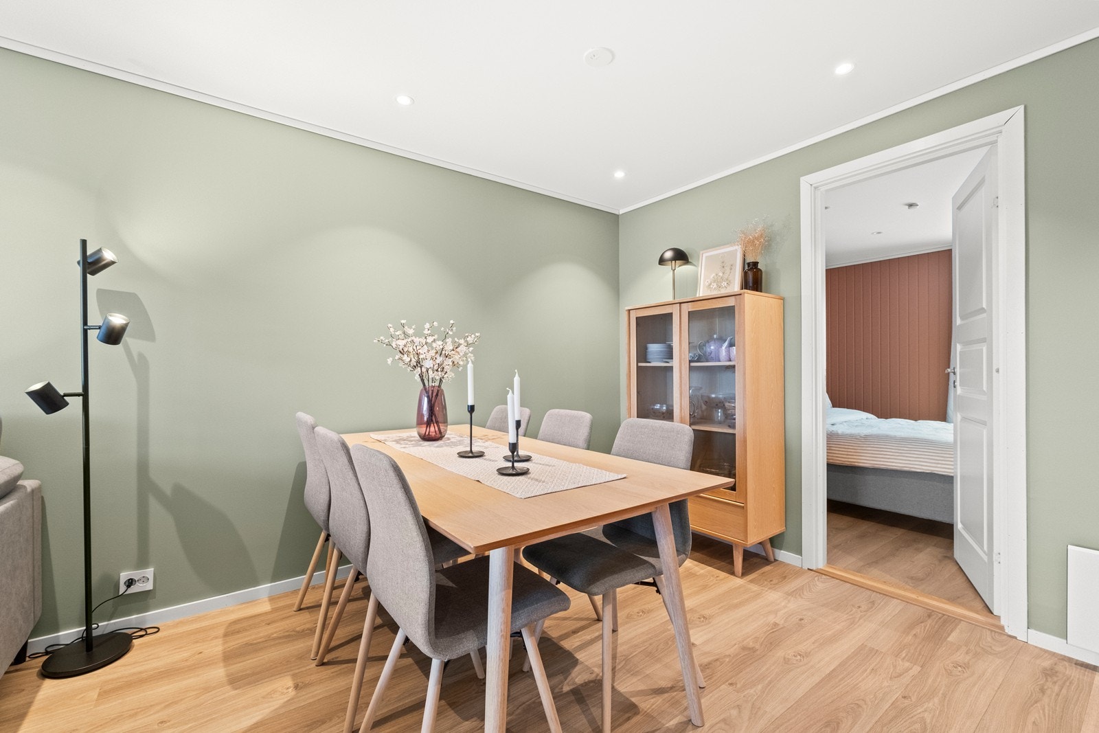 På stuen er det god plass til både sofa- og spisegruppe. Galleribilde