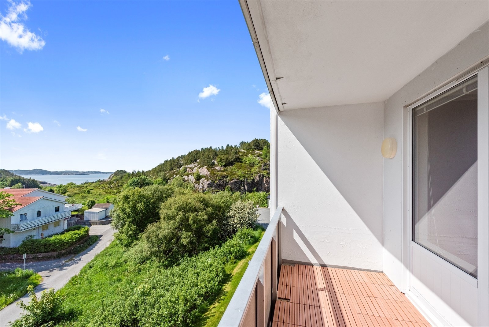 Fra balkongen er det utsikt mot nærliggende boligområde, Bremsnesfjorden og Averøy.Ligger optimal vendt mot sørvest. Galleribilde