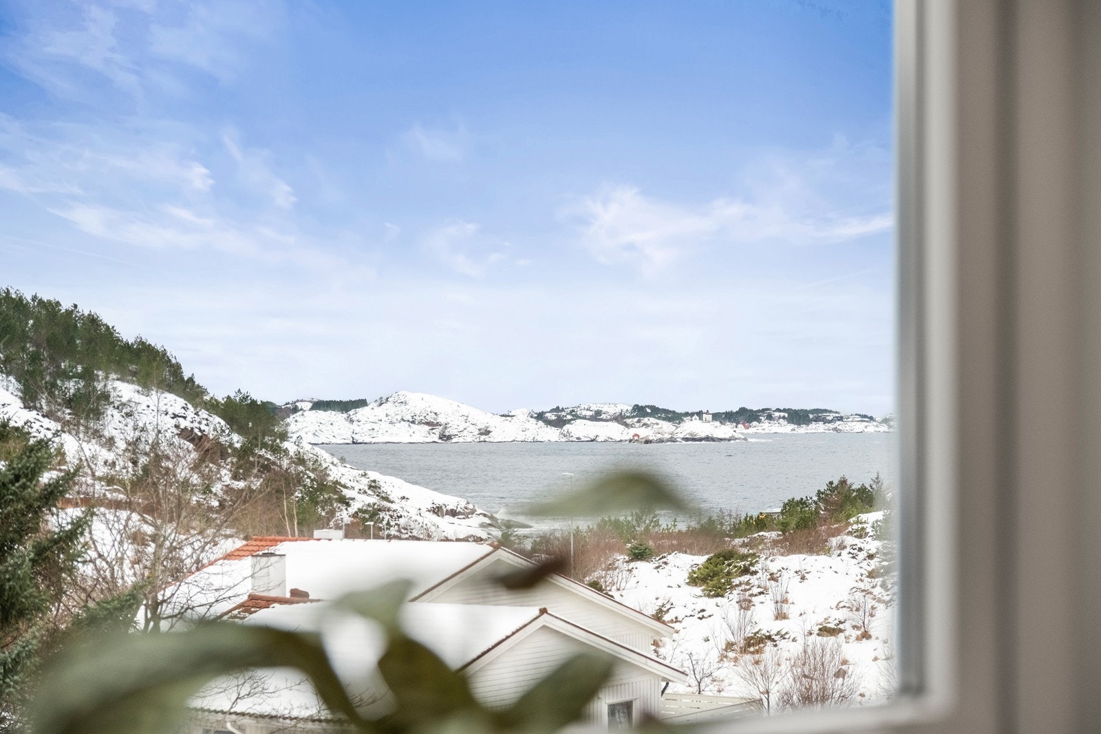 Fra spiseplassen under kjøkkenvinduet kan man nyte samme utsikt som fra balkongen. Galleribilde
