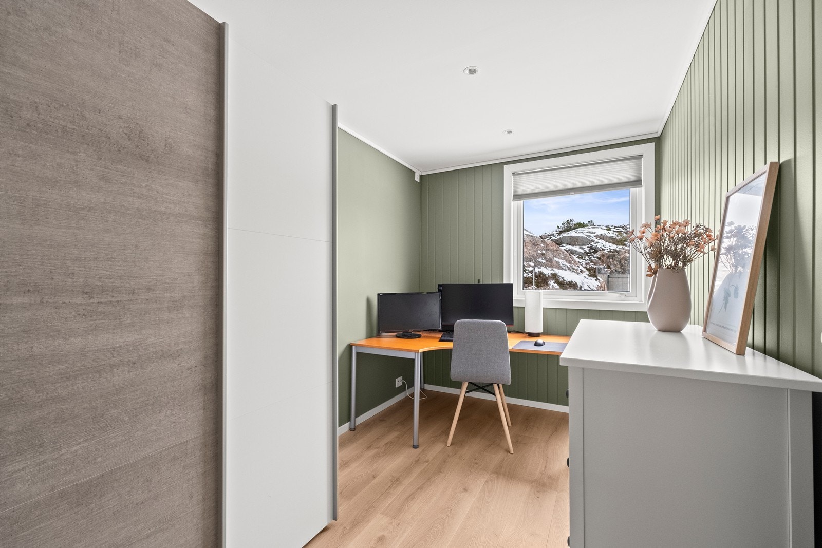 Soverom 2 har skyvedørsgarderobe montert. Galleribilde