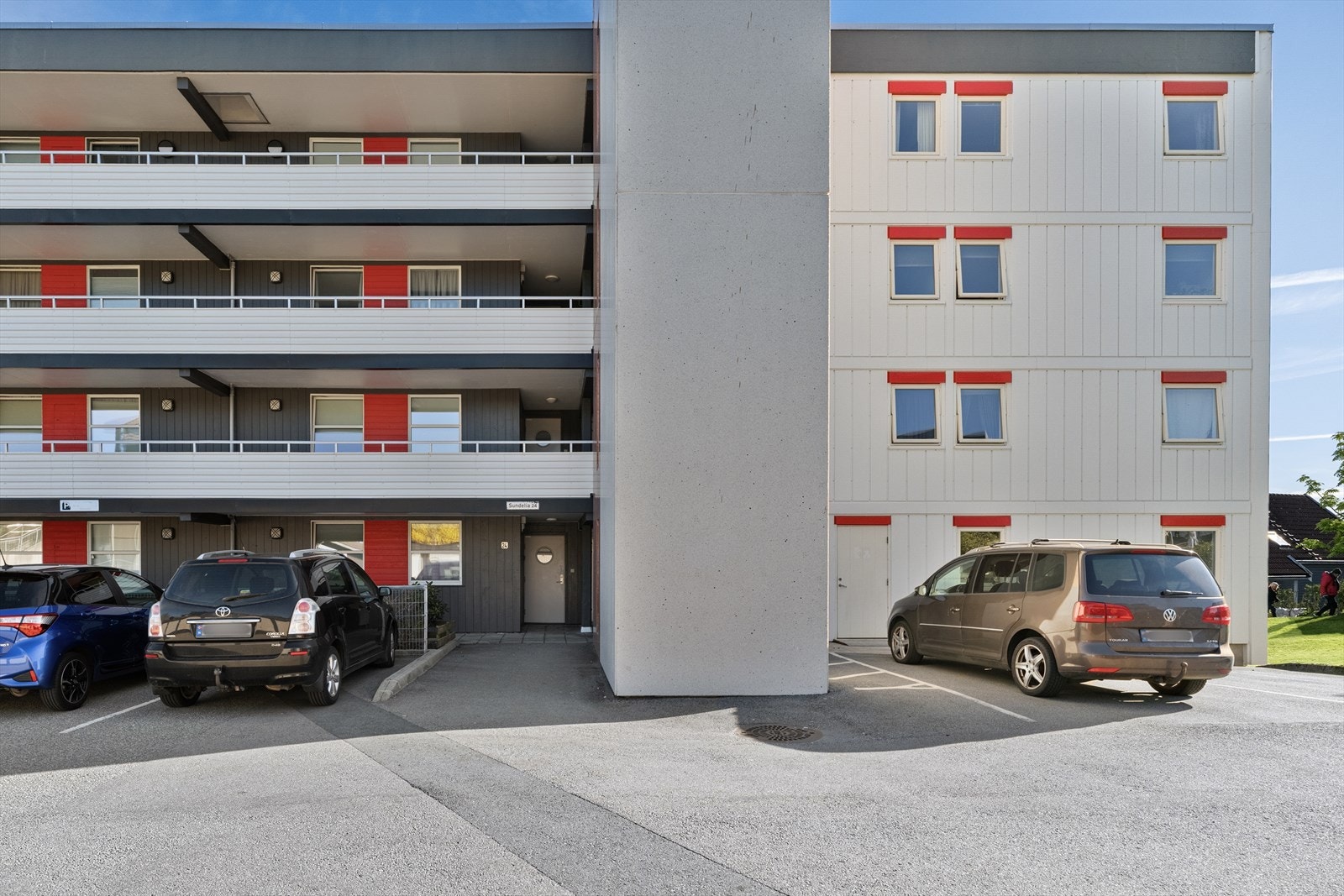 Utvendig felles p-plasser. Ladestasjoner tilgjengelig. Mulighet for garasjeleie (venteliste) Galleribilde