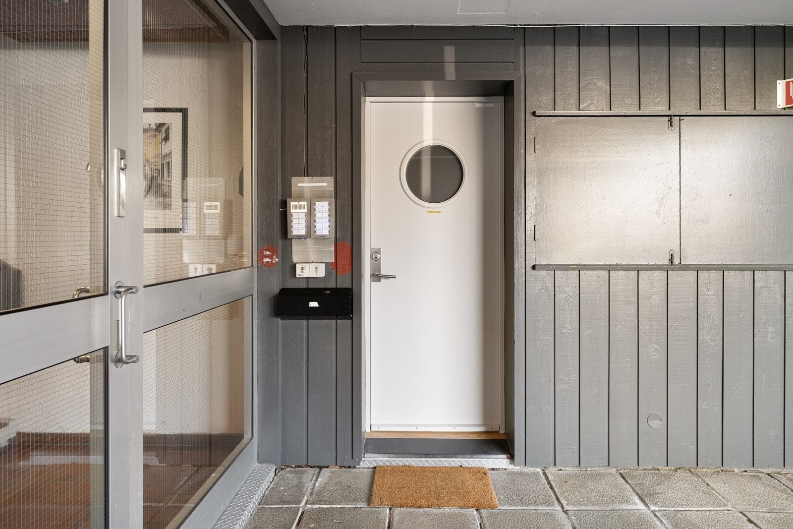 Egen inngang fra bakkeplan Galleribilde