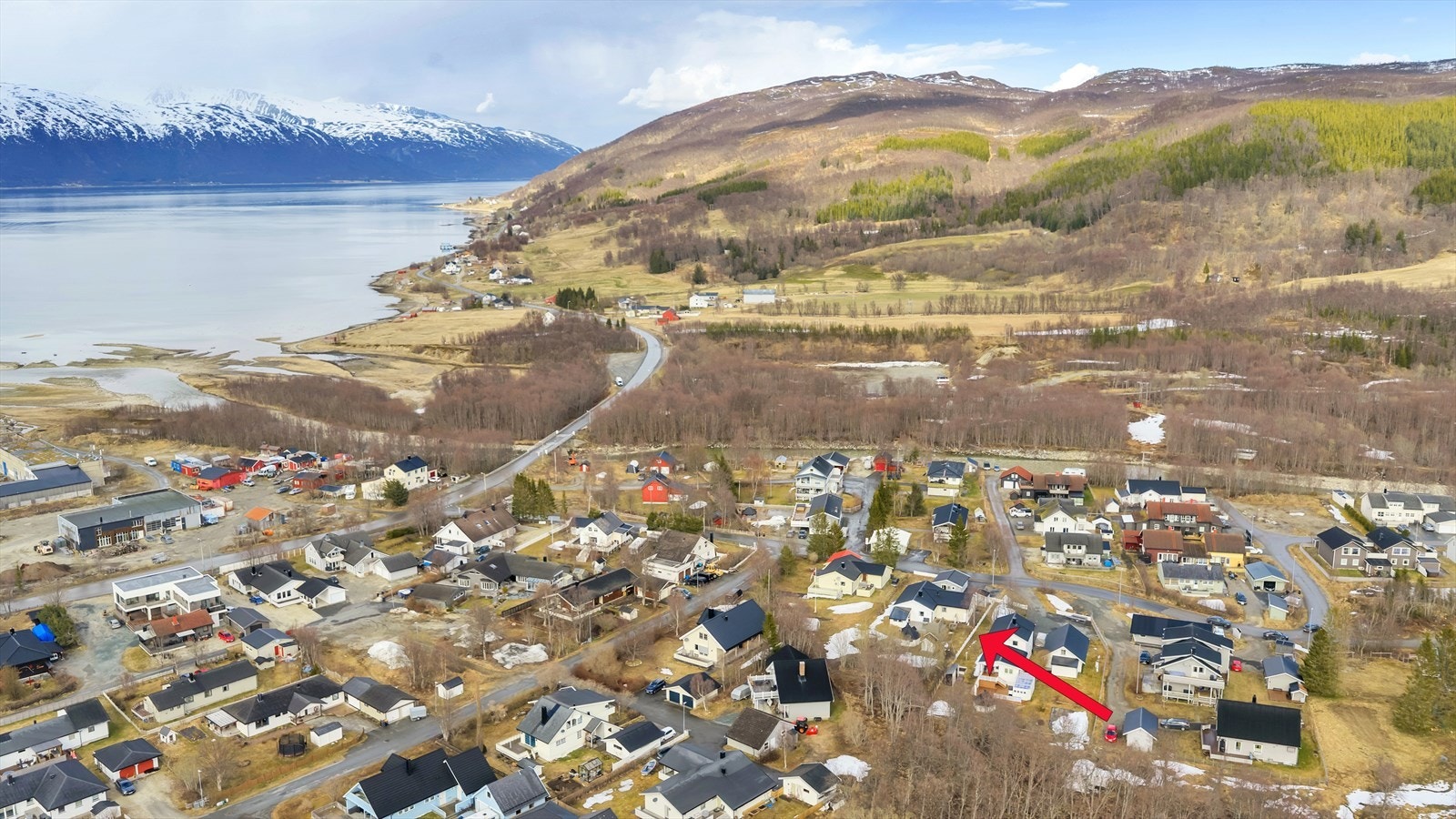 Boligen ligger ca 15 km fra Tromsø Sentrum, og har en perfekt beliggenhet for deg som ønsker å bo i et rolig bomiljø - uten å være for langt unna bykjernen. Galleribilde