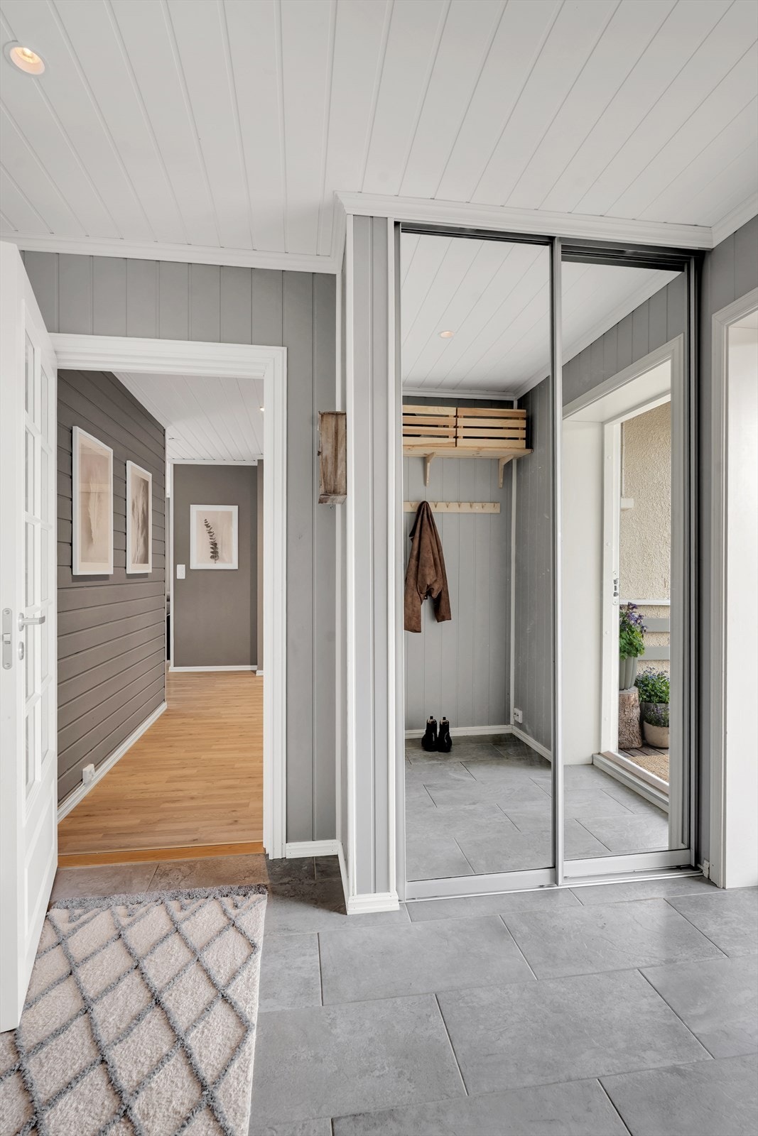 Innredet med praktisk skyvedørsgarderobe med god oppbevaringsplass. Galleribilde