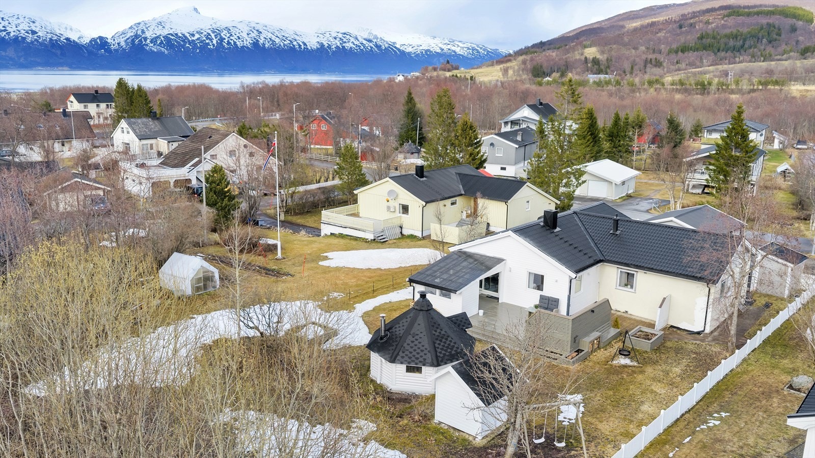 med grillhytte og lekestue Galleribilde