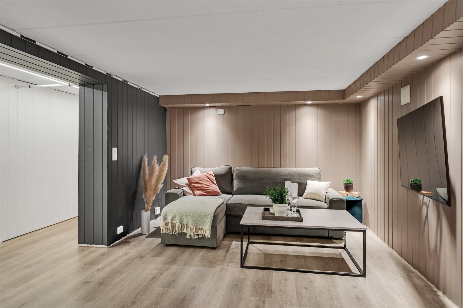 Innbydende kjellerstue med god plass til sittegruppe og annet ønsket møblement. Galleribilde