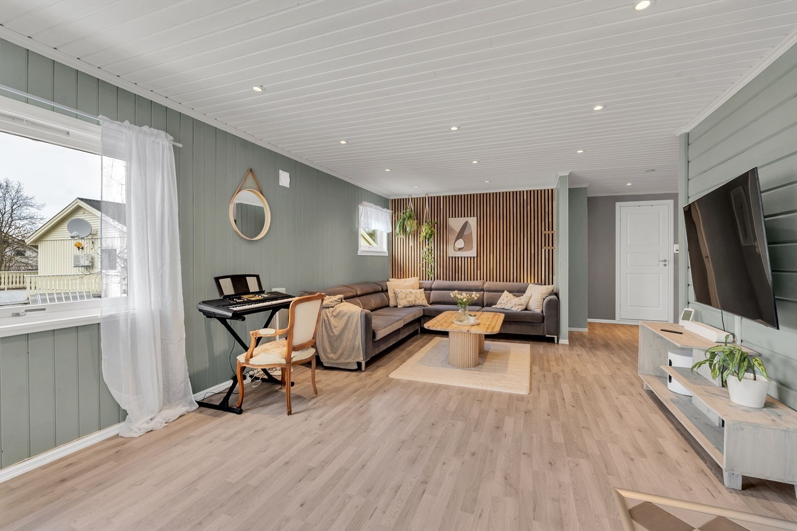 Romslig stue med god plass til sittegruppe og annet ønsket møblement. Galleribilde