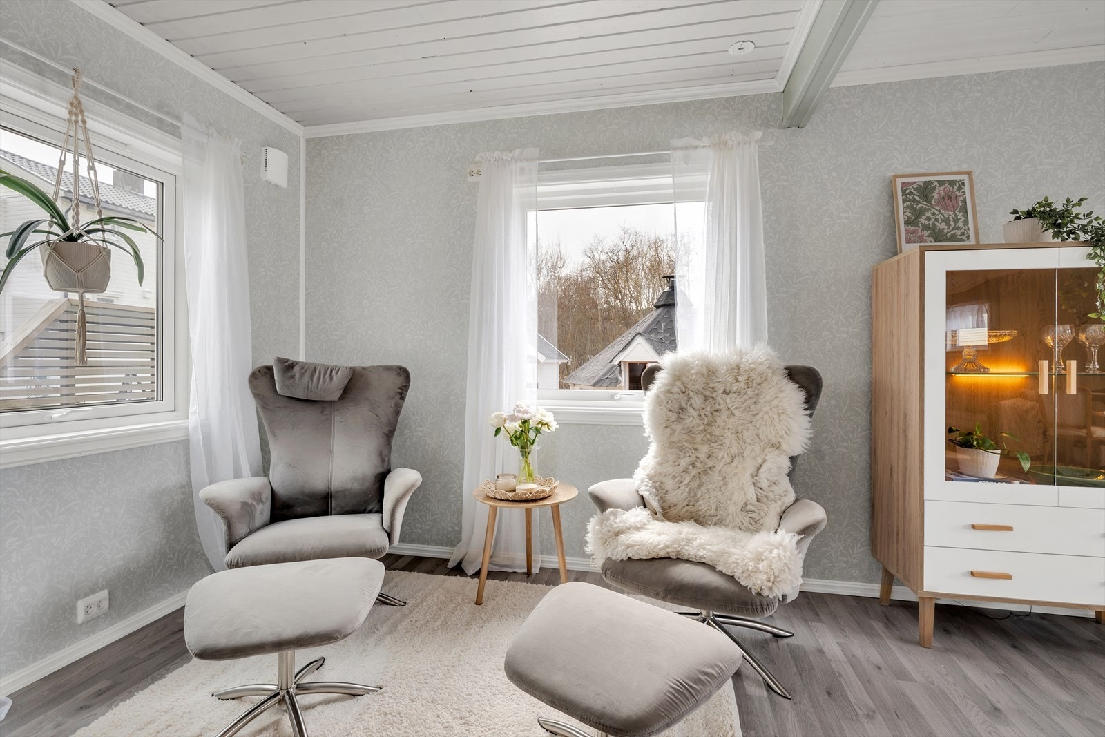 Stuen har flere godemøbleringsmuligheter, og ulike soner for opphold. Galleribilde