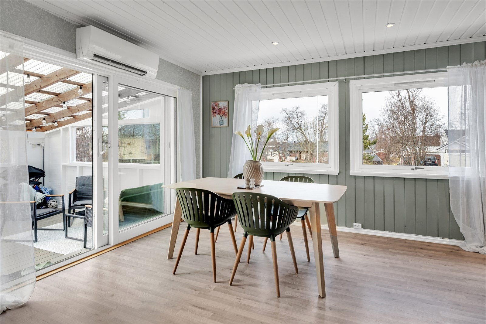 Fra stuen har du direkte utgang til flott delvis takoverbygd terrasse. Galleribilde