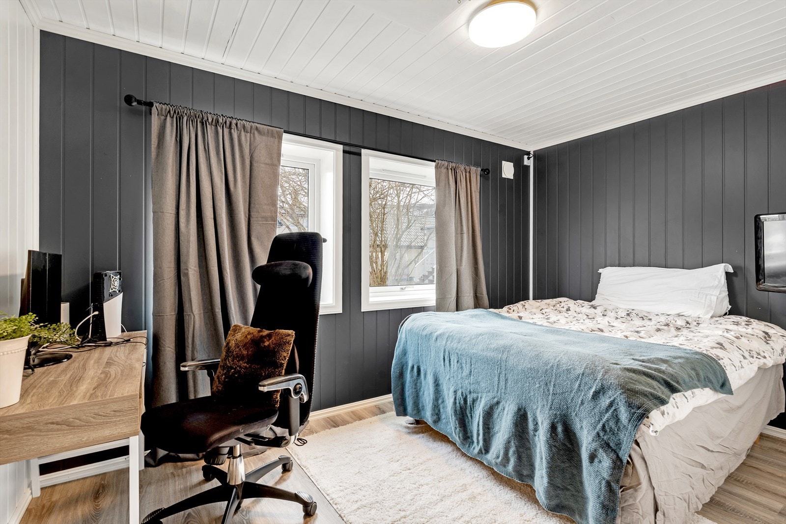 Soverom 2- også av god størrelse, med god plass til seng og annet ønsket møblement. Galleribilde