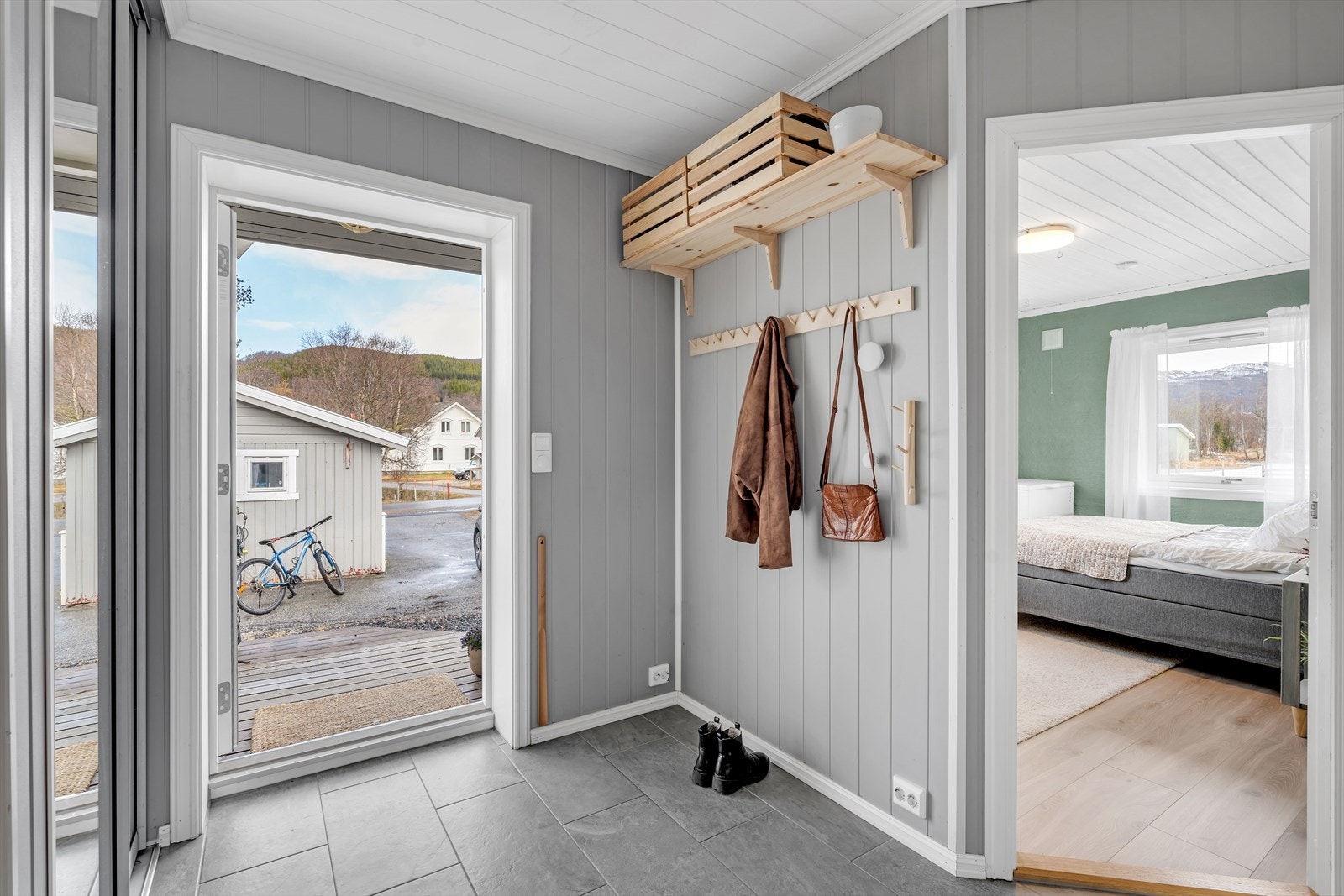 Velkommen inn! Lys og innbydende entré med flislagt gulv. Galleribilde