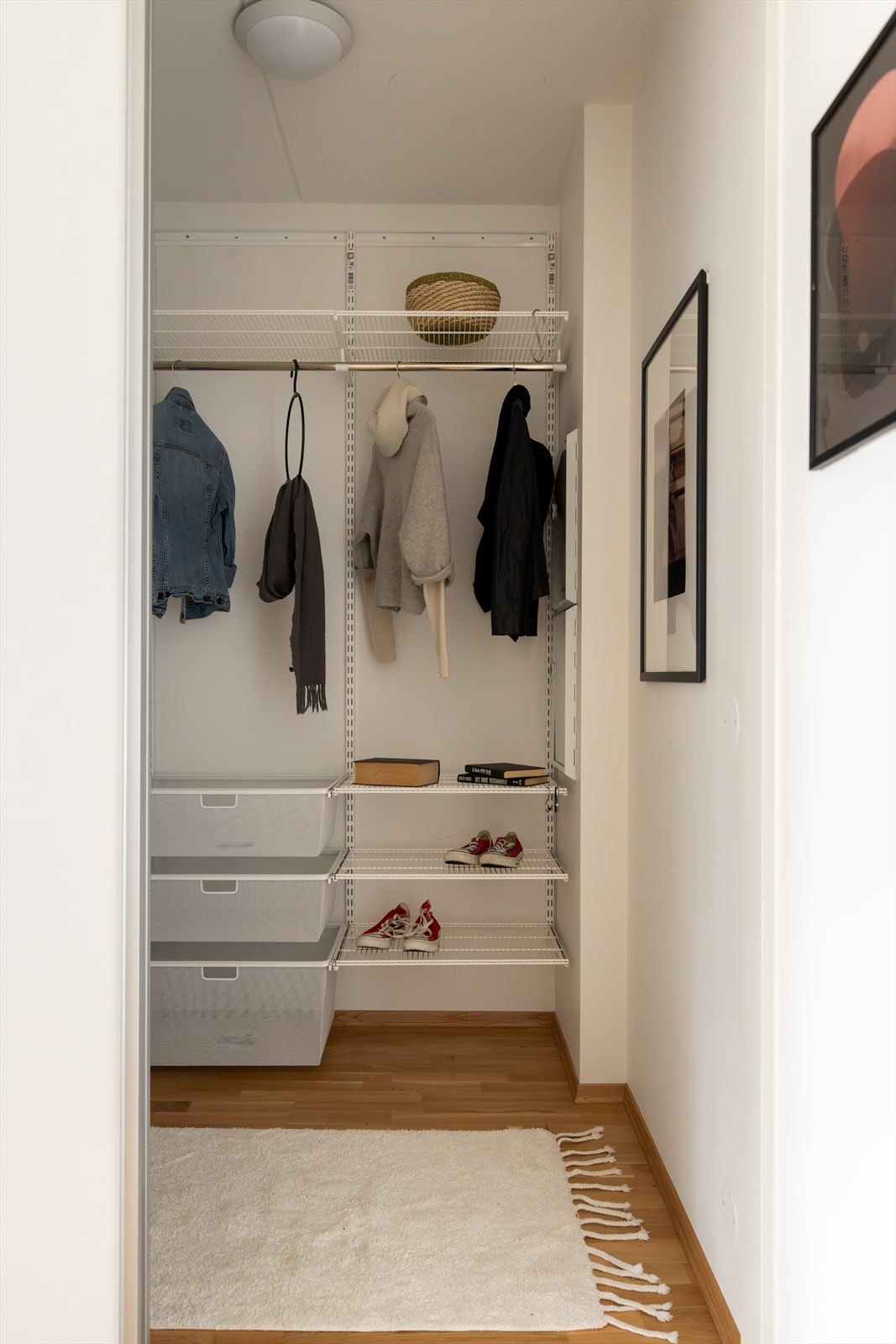 Det som ser ut som en vanlig skyvedørsgarderobe er i realiteten en bod Galleribilde