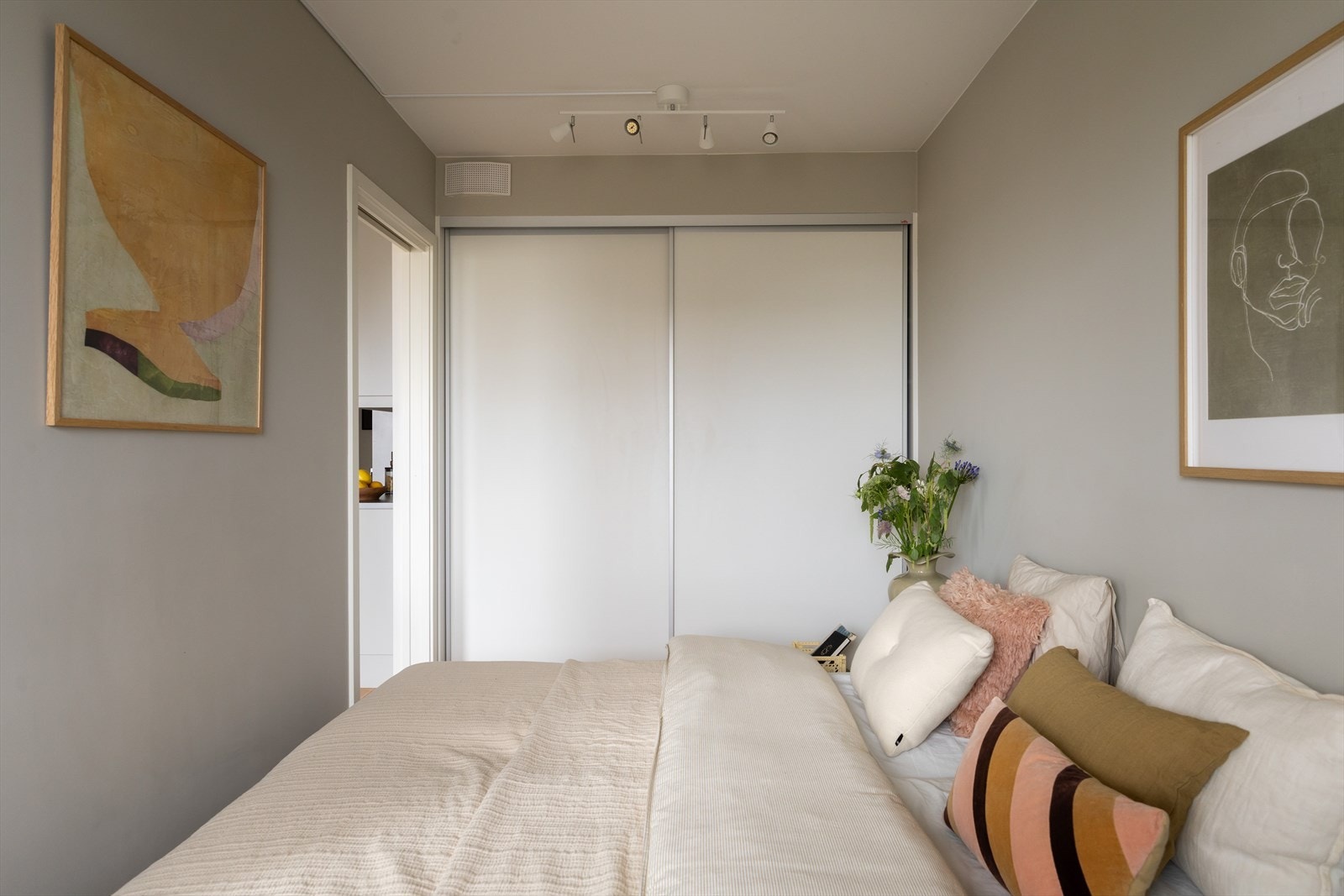 En stor skyvedørsgsrderobe som dekker hele veggen Galleribilde