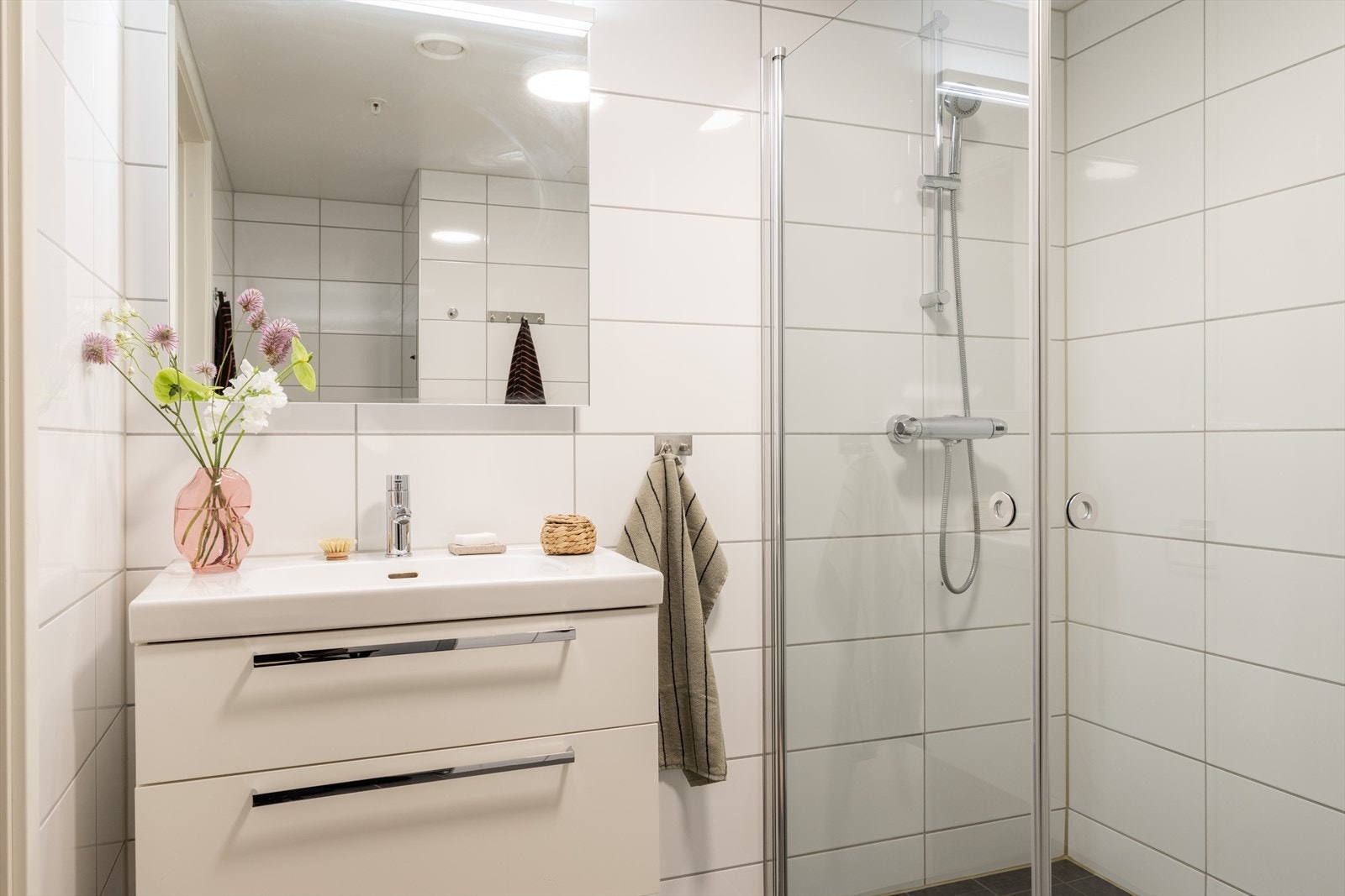Speil med belysning og servant med to skuffer Galleribilde