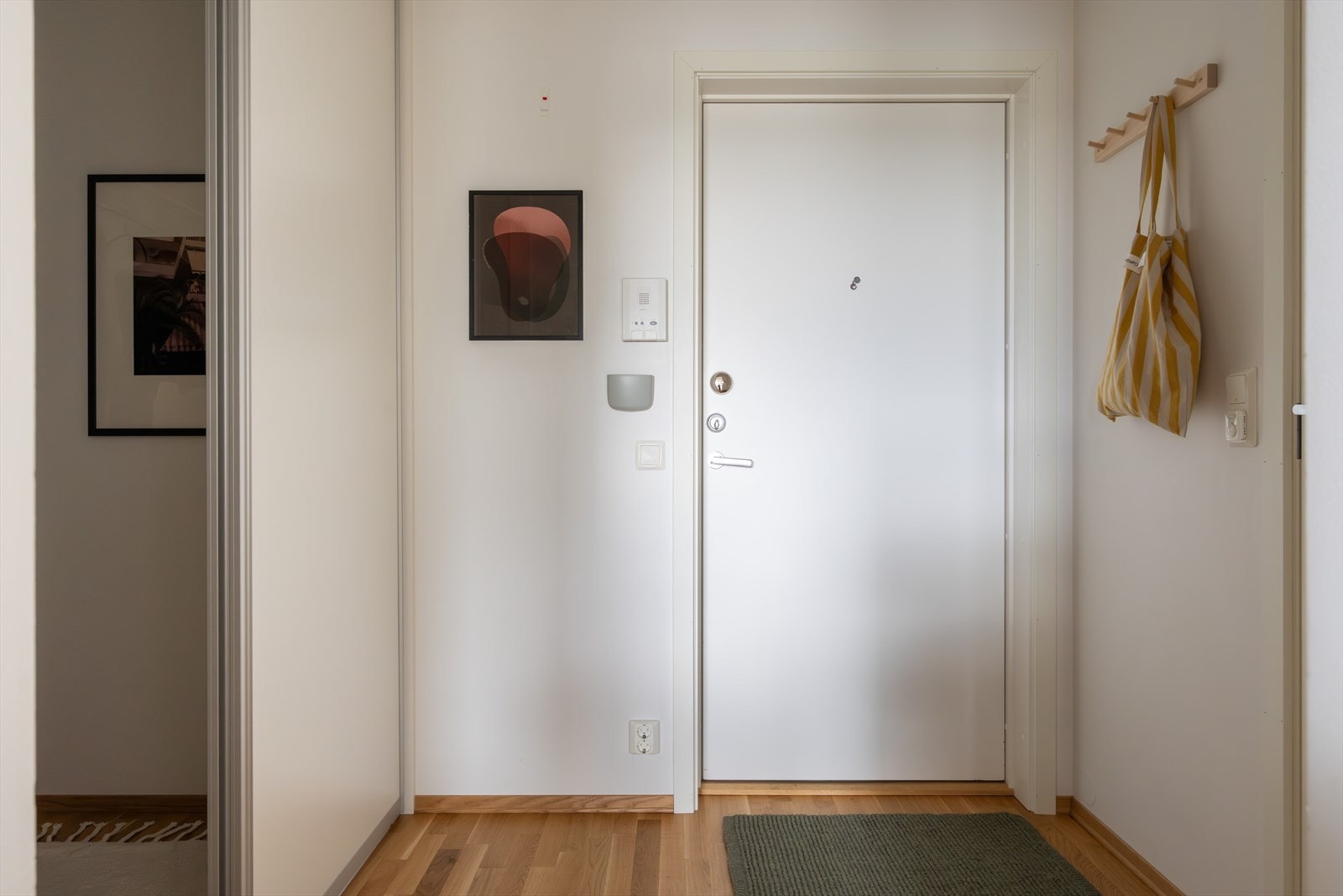 Entréen er innbydende og gir et godt førsteinntrykk av boligen Galleribilde
