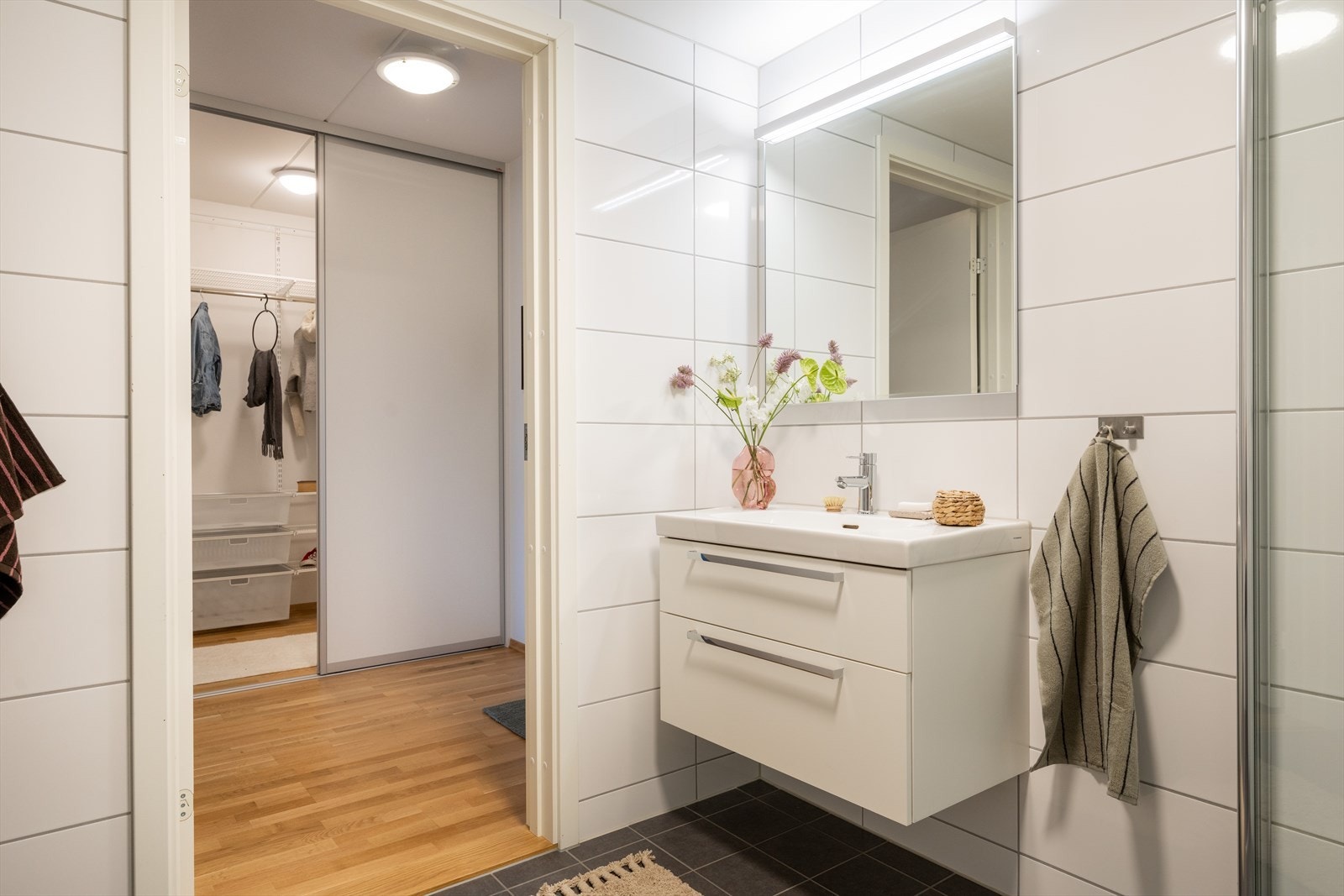 På motsatt side av baderomsinnredningen er det nisje med opplegg for vaskemaskin og tørketrommel Galleribilde