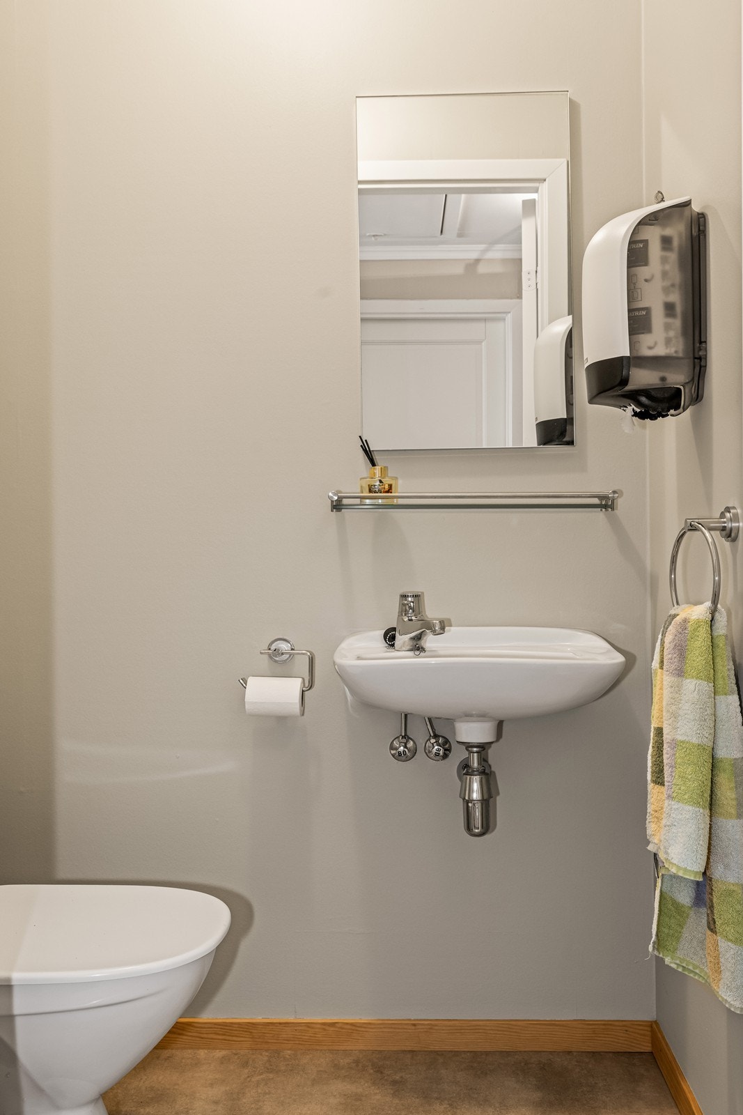 I tillegg til badet har boligen et praktisk, separat toalettrom med servant. Galleribilde
